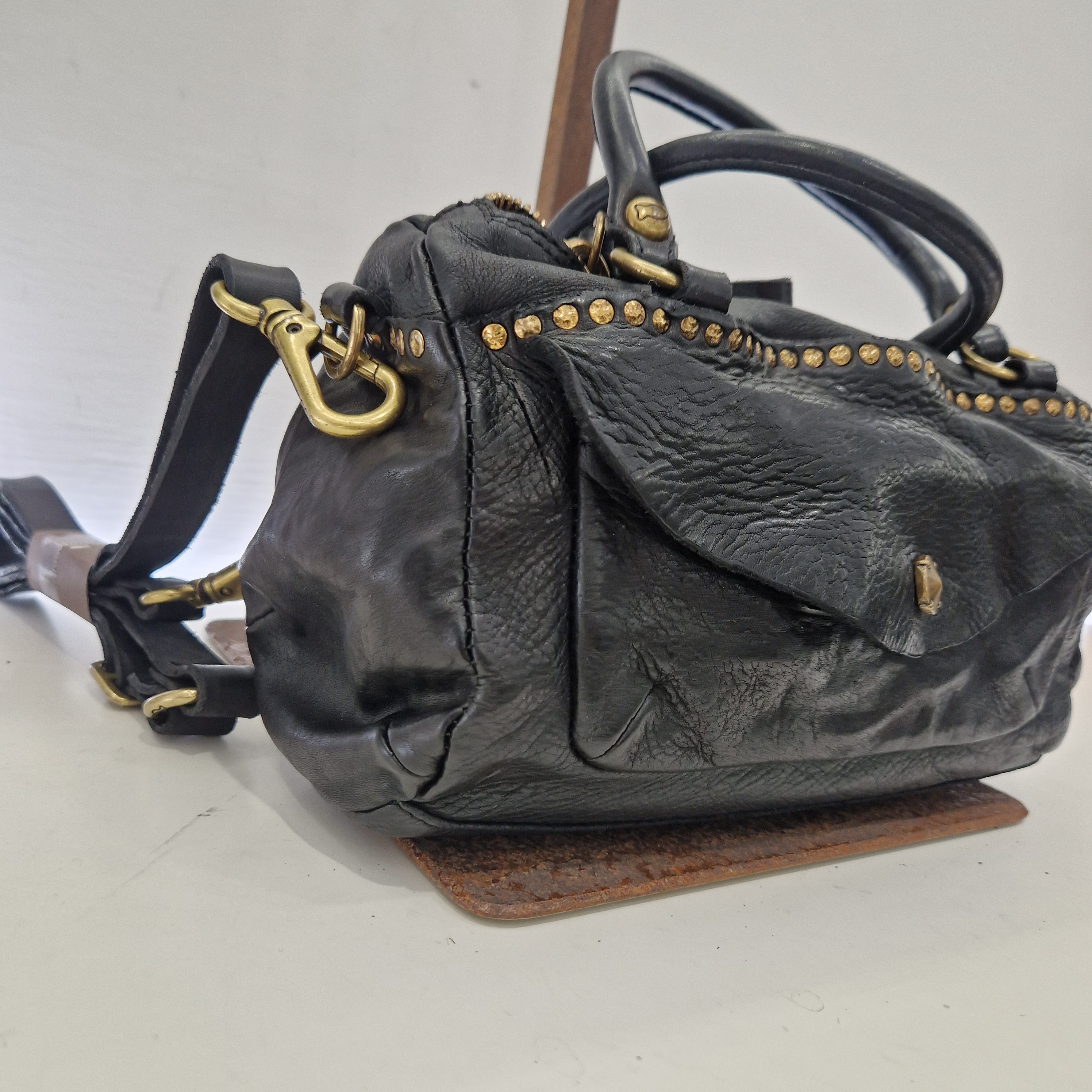 Campomaggi borsa bauletto nero rivetti oro
