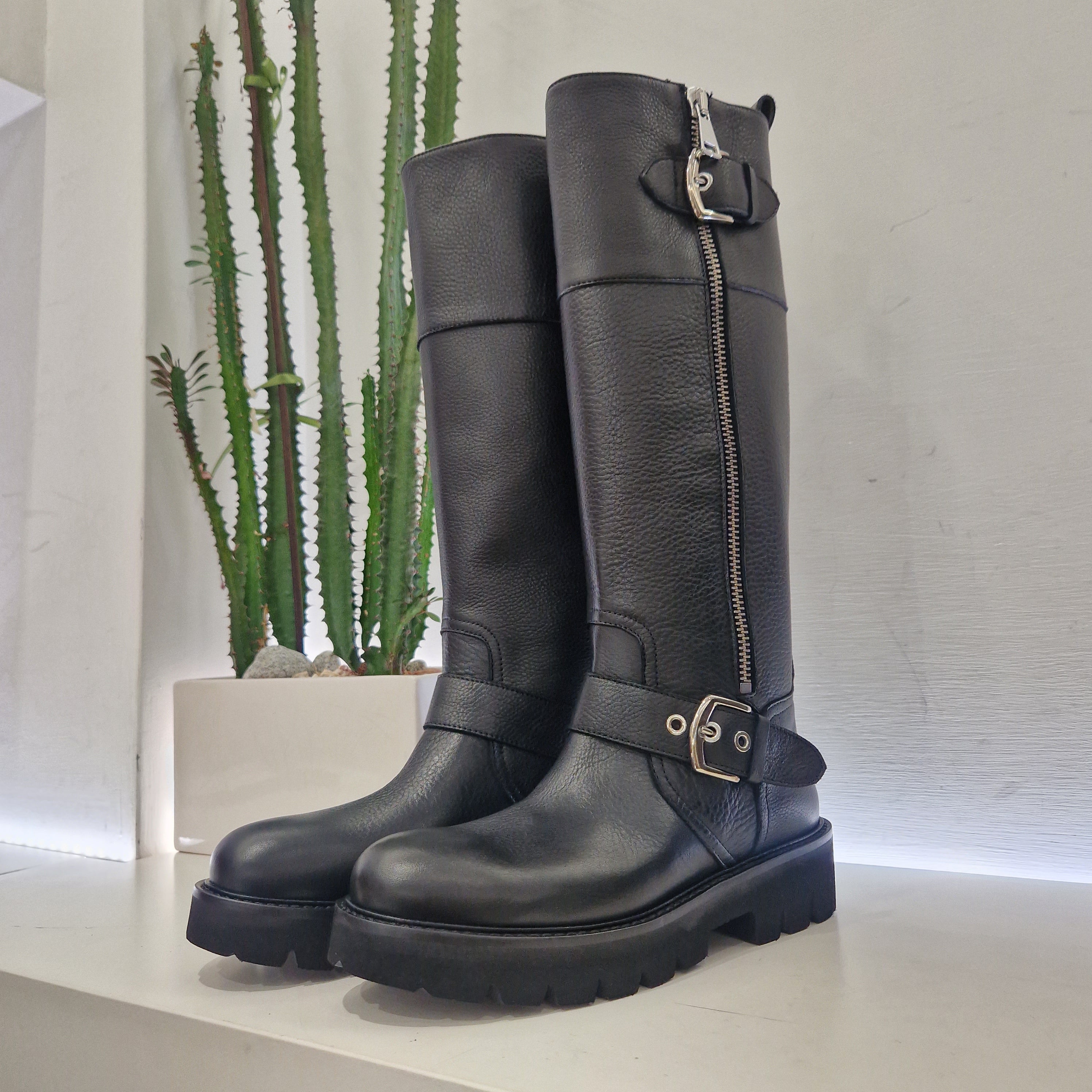 Stivale modello biker pelle nero con fibbie argento fondo gomma