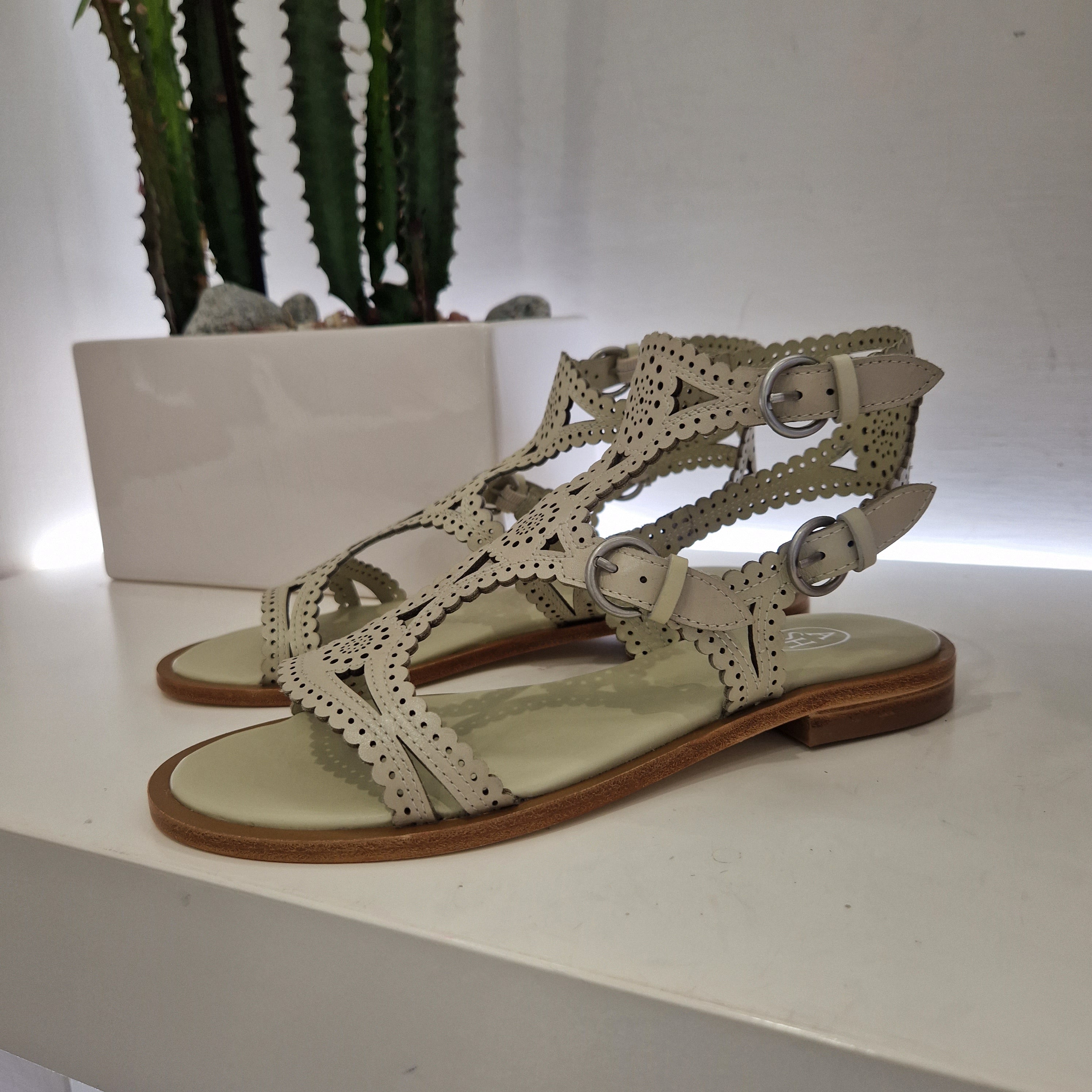 ASH modello PAPRIKA sandali galdiatore beige