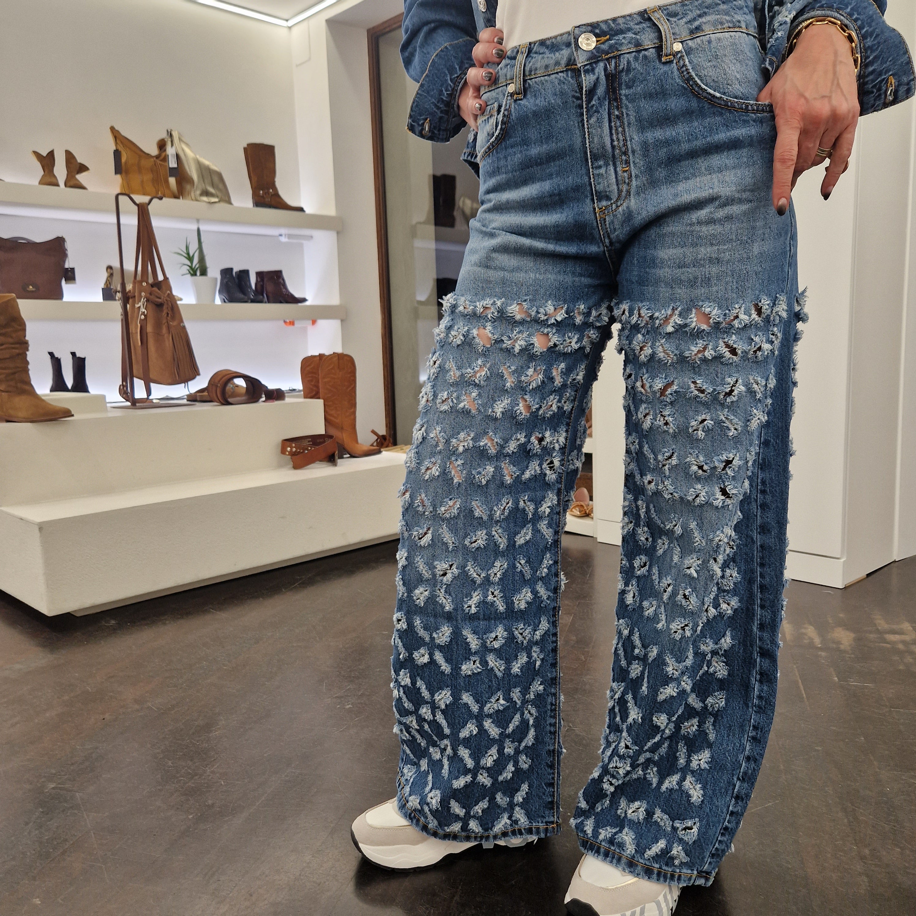 pantalone jeans sfrangiato