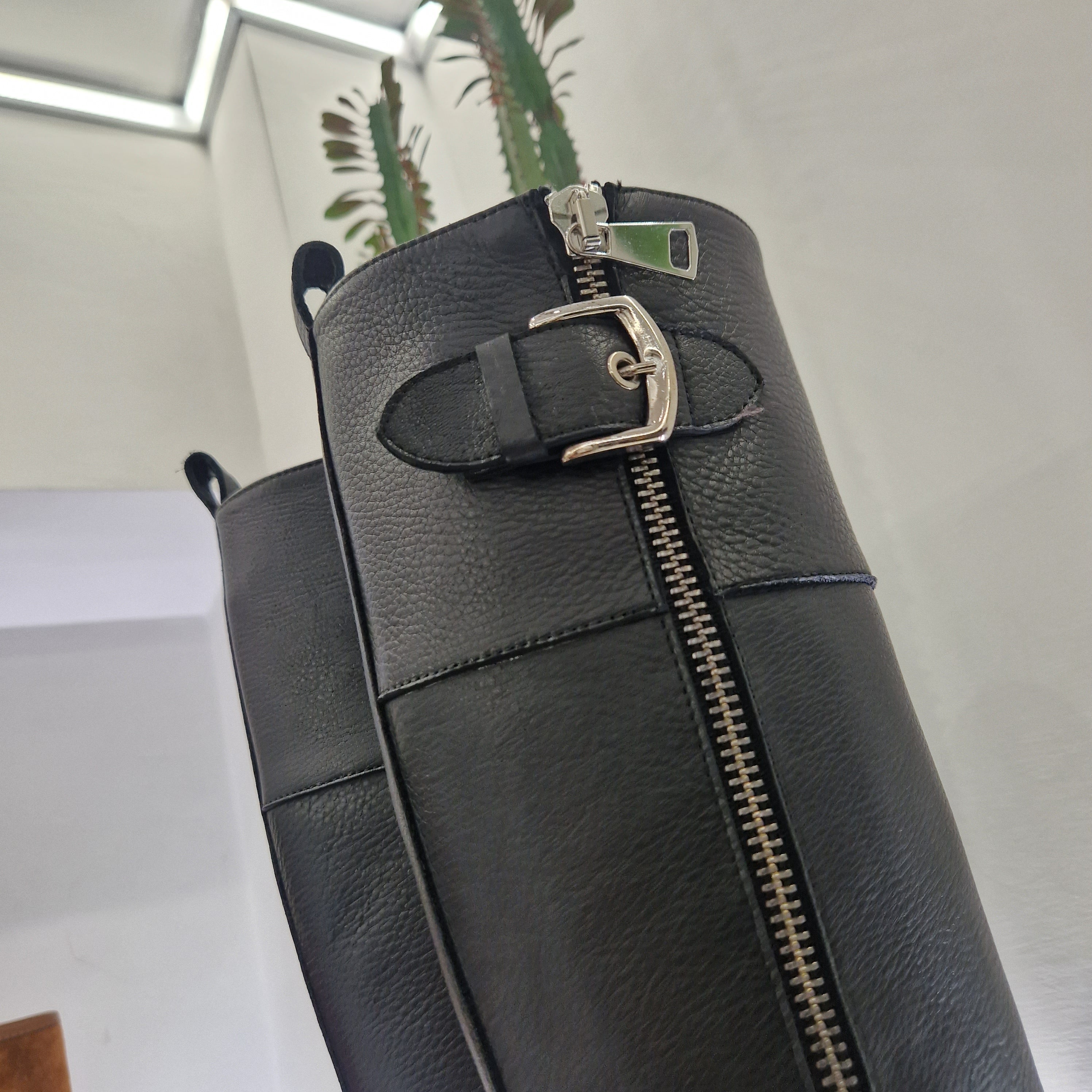 Stivale modello biker pelle nero con fibbie argento fondo gomma