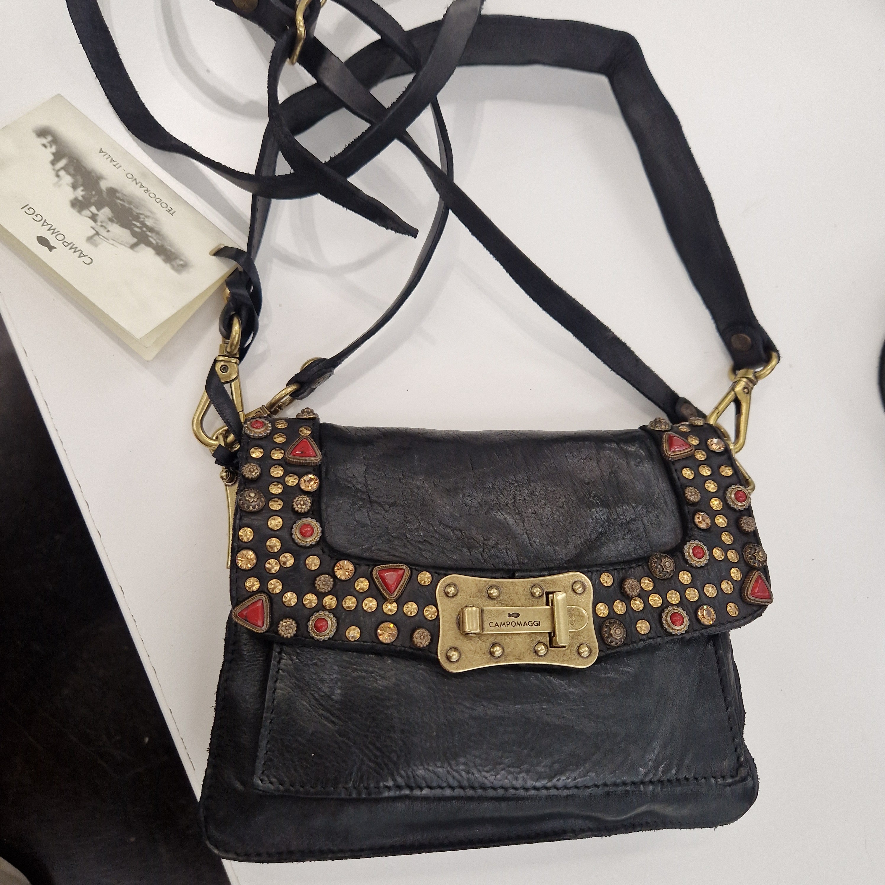 Campomaggi borsa Agnese nera  rivetti oro con corallo