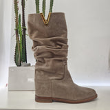 Via Roma stivaletto suede color fango accessorio V oro