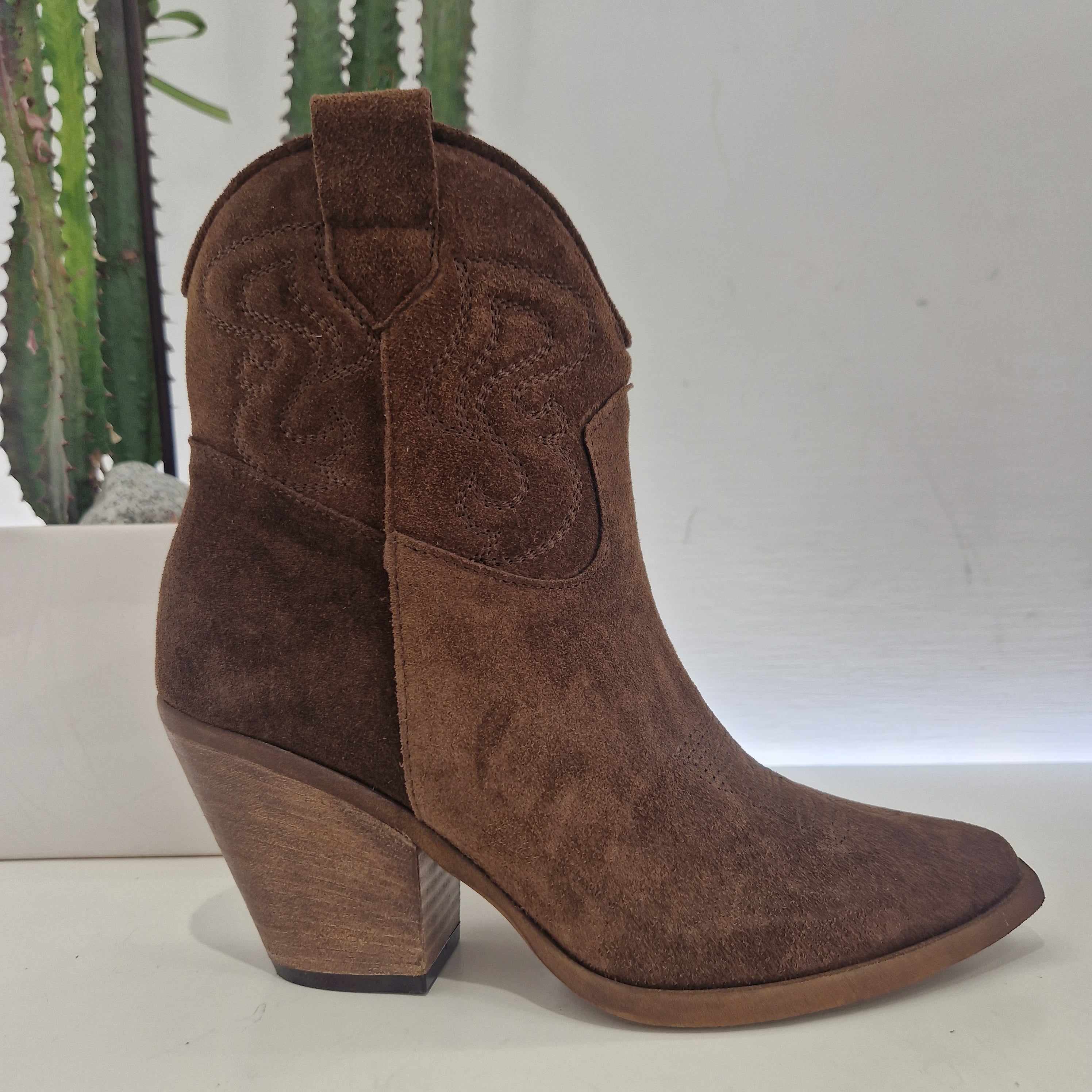Stivaletto texano suede marrone con ricamo