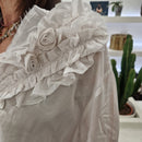 Camicia rouge e fiori color latte