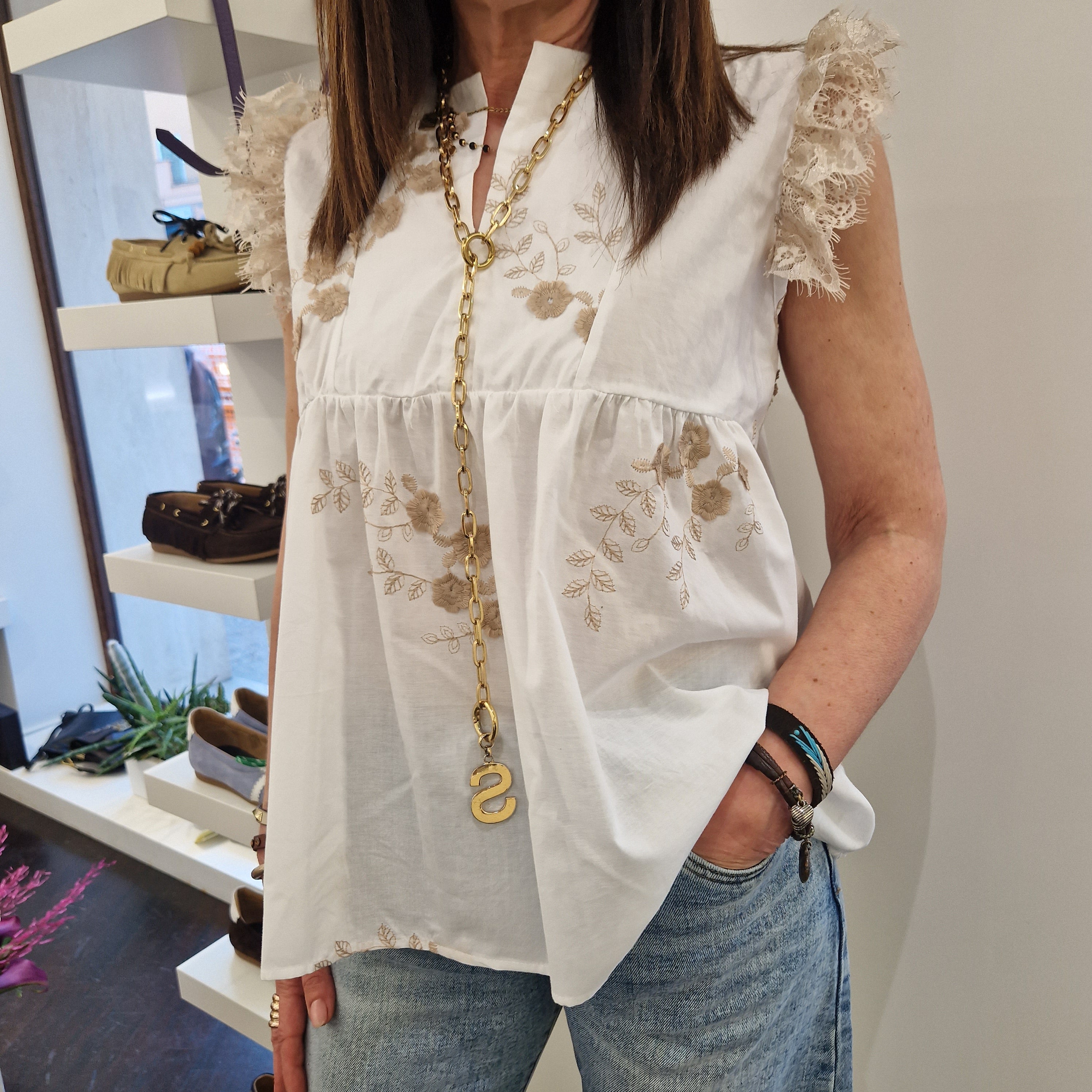 Camicia smanicata pizzo fiori ricamati