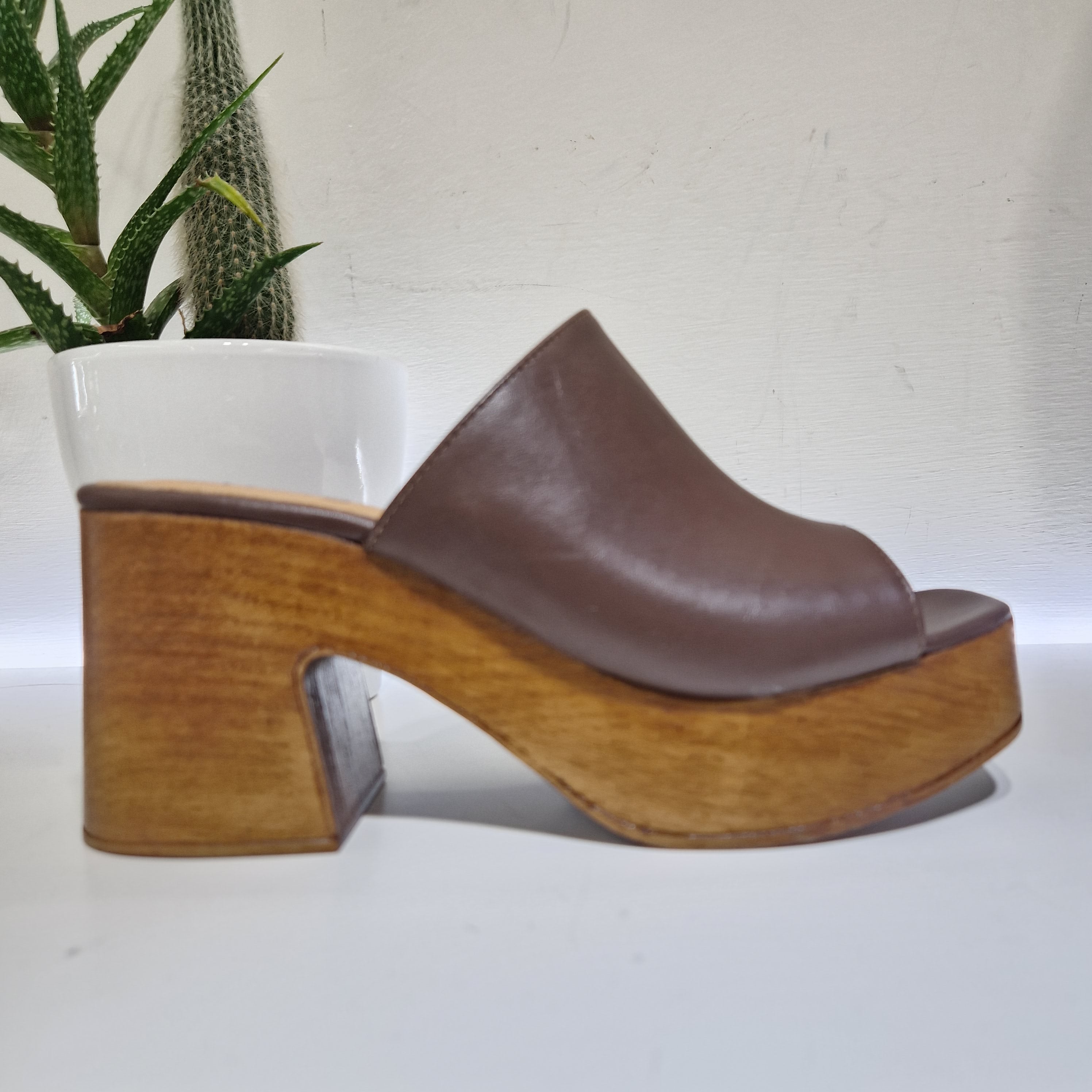 Zoccolo BETTY in pelle t.moro con fascia larga