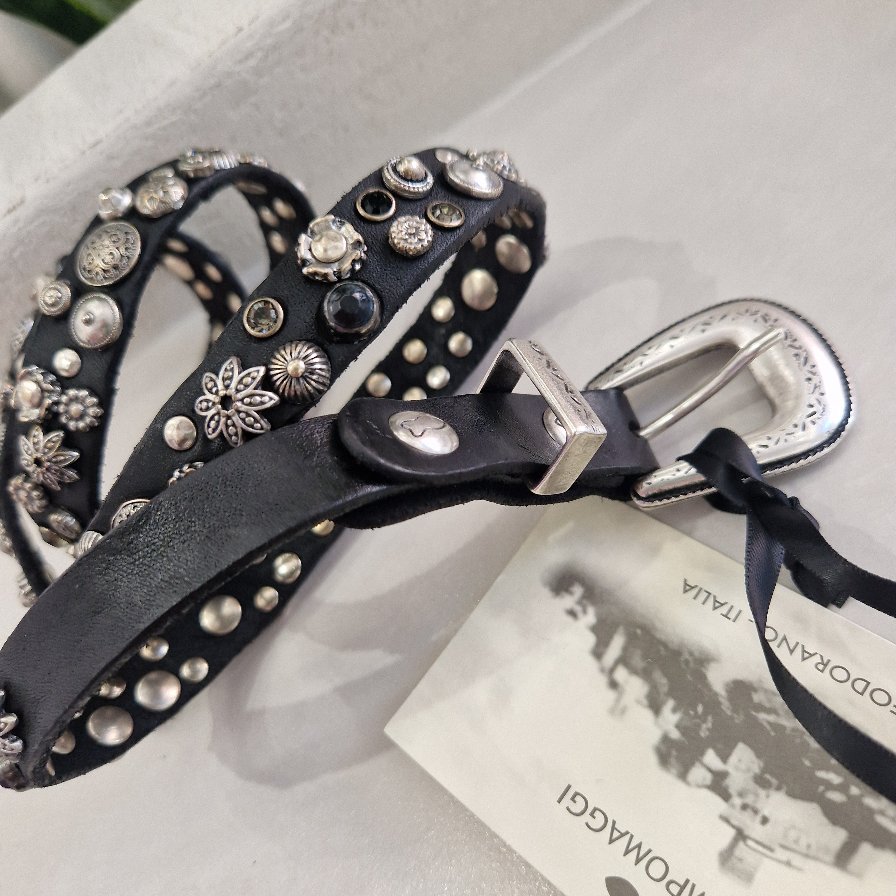 Campomaggi cintura pelle nera con fiori e borchie argento