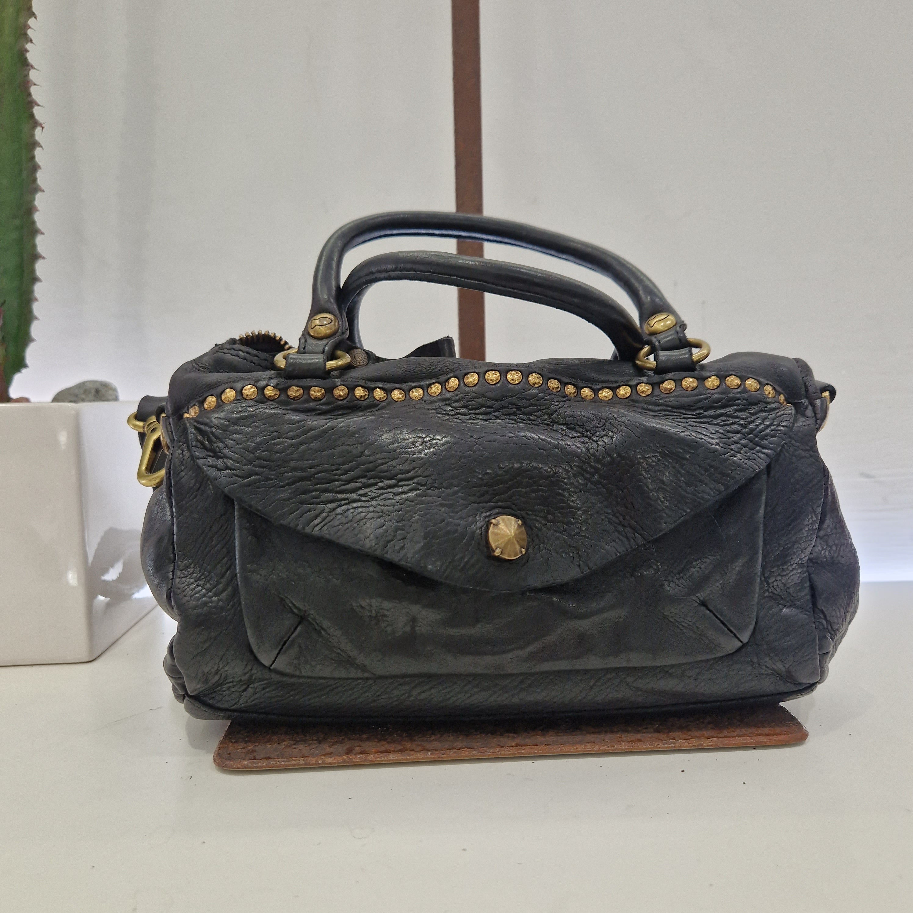 Campomaggi borsa bauletto nero rivetti oro