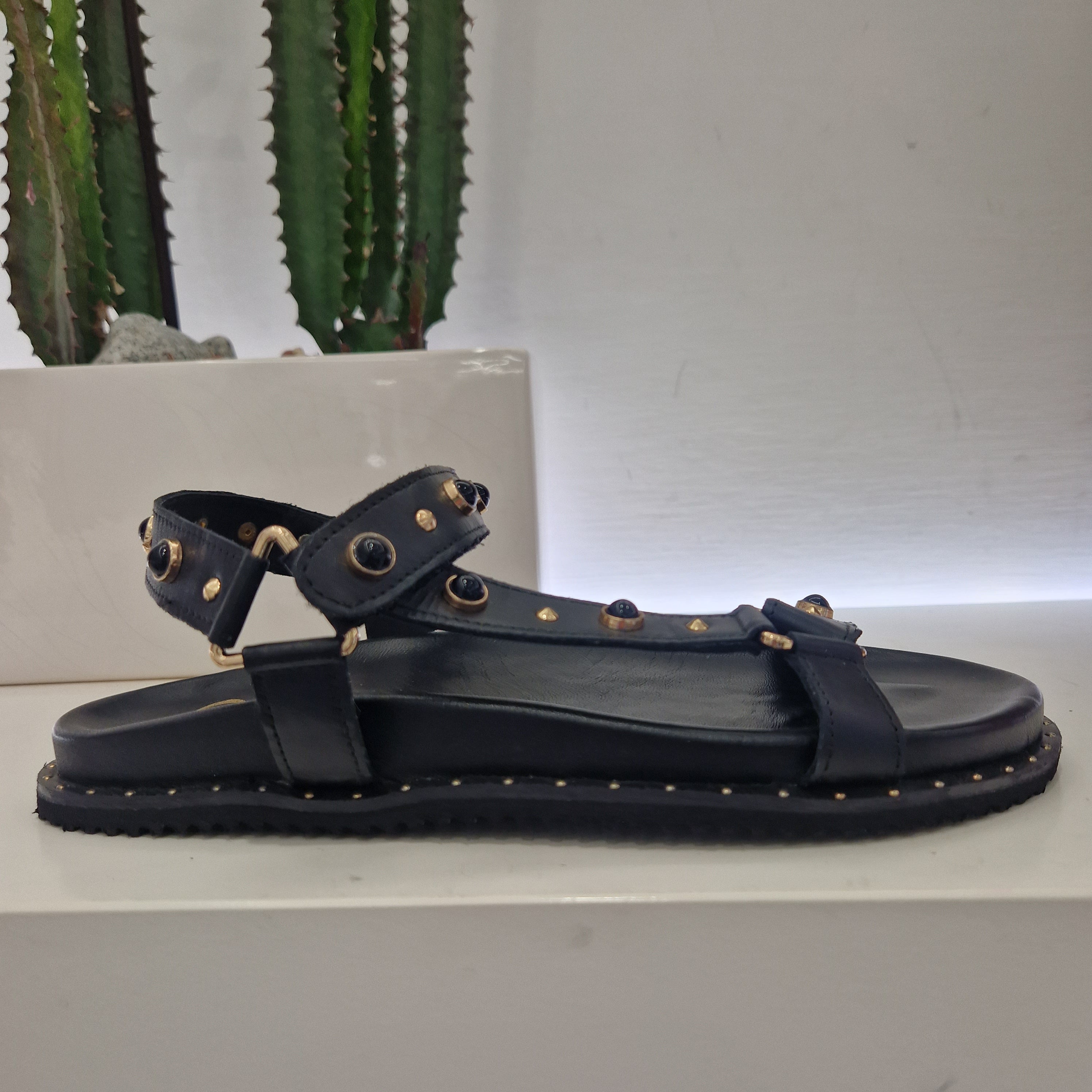 Sandalo nero con borchie oro e pietre nere