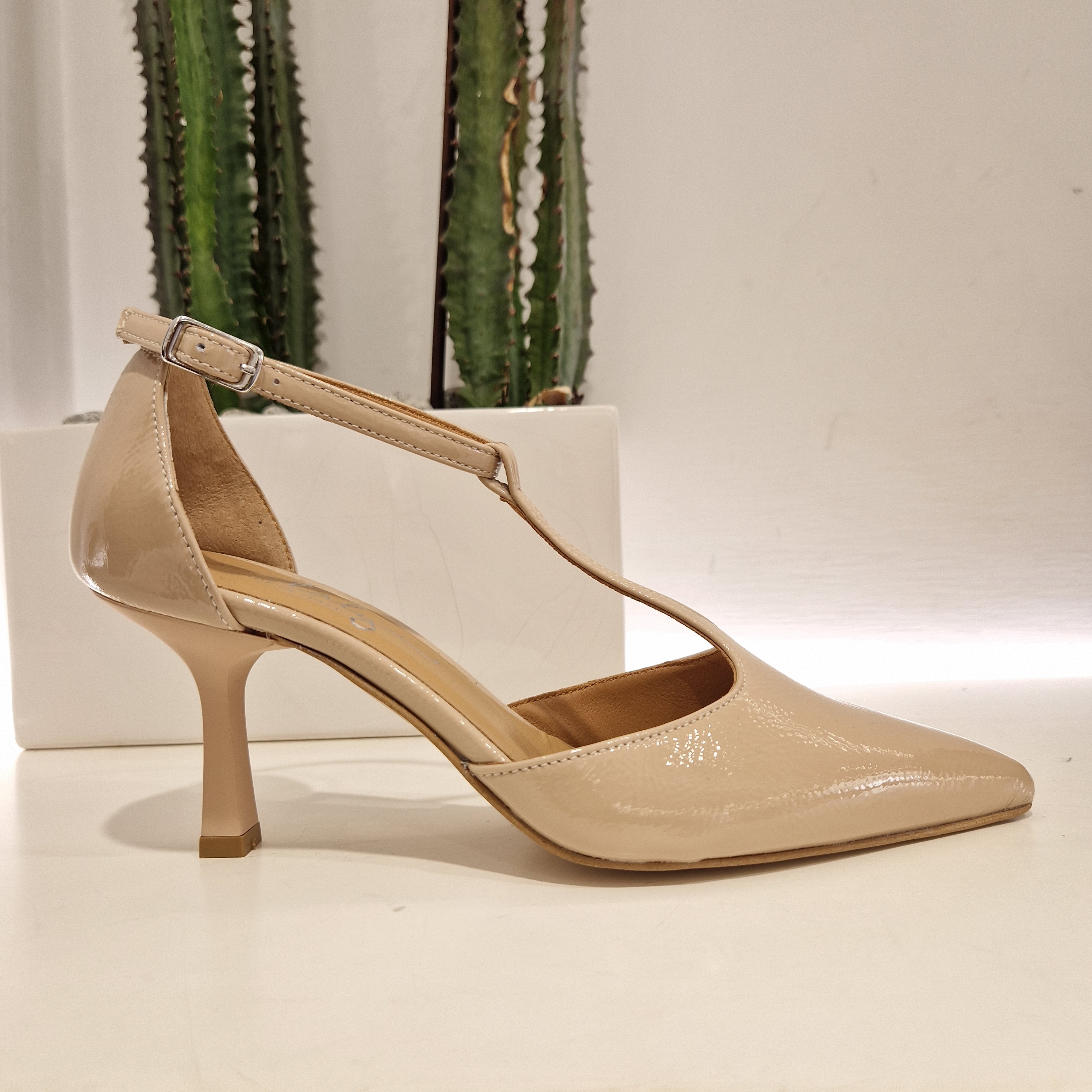 Scarpa aperta ai lati modello  tanguera naplak color carne t.70