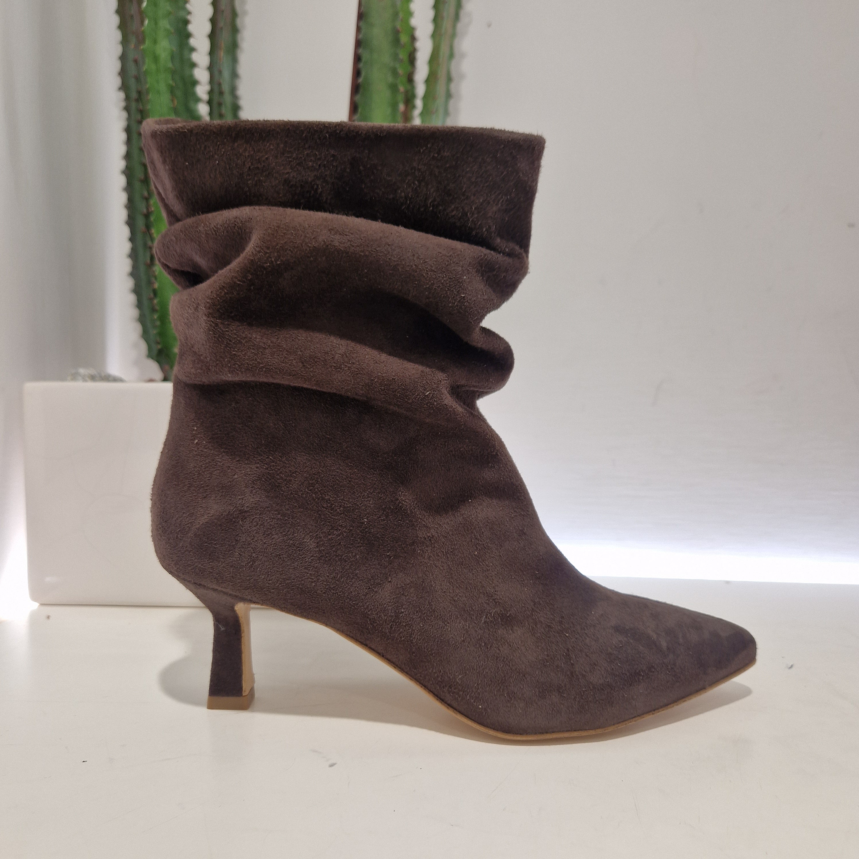 Stivaletto in pellame scamosciato moro