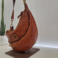 Campomaggi borsa Marsupio dimensione grande Kura in pelle color cuoio con rivetti