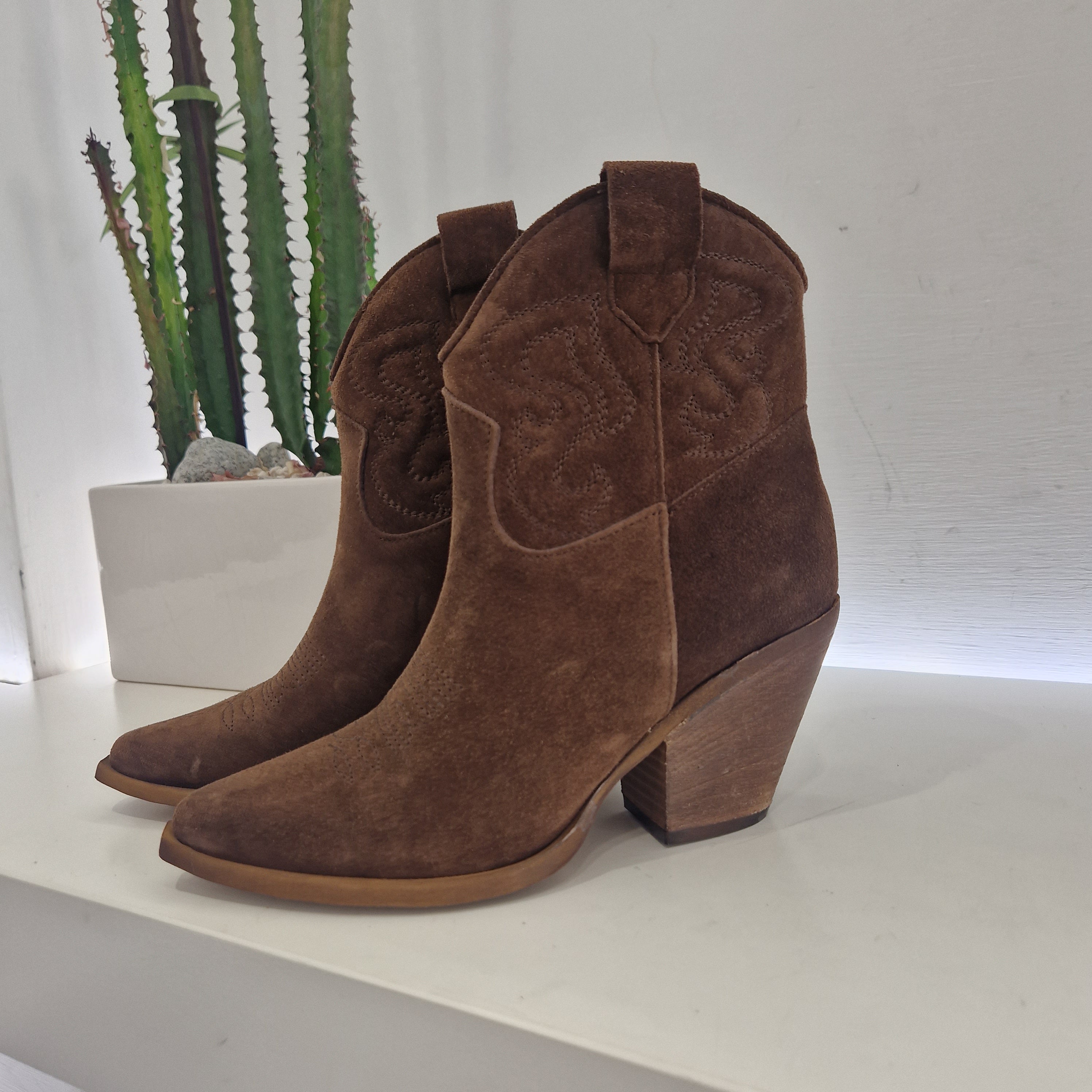 Stivaletto texano suede marrone con ricamo