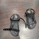 Sandalo nero con borchie oro e pietre nere
