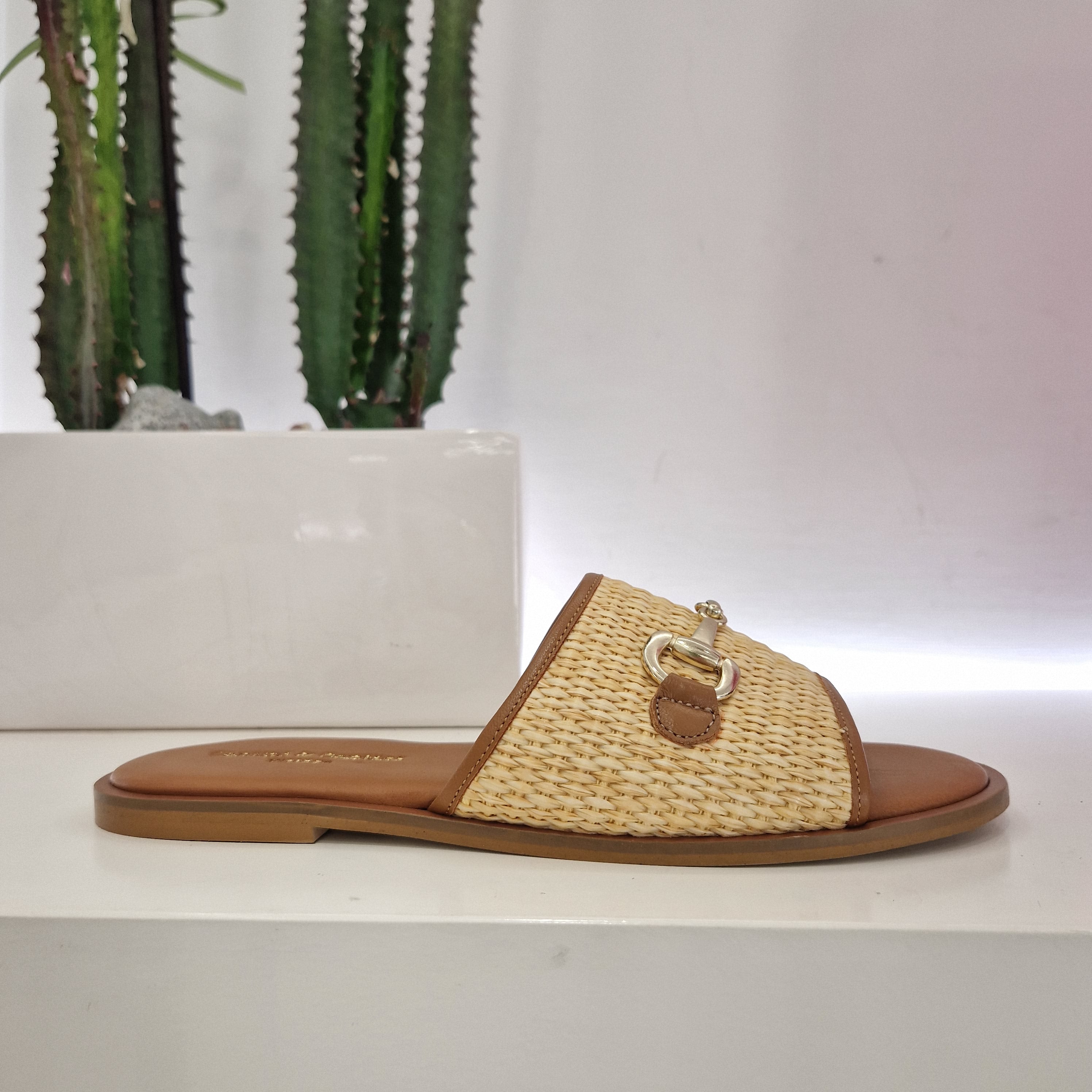 Sandalo ciabatta in rafia  profili pelle color cuoio