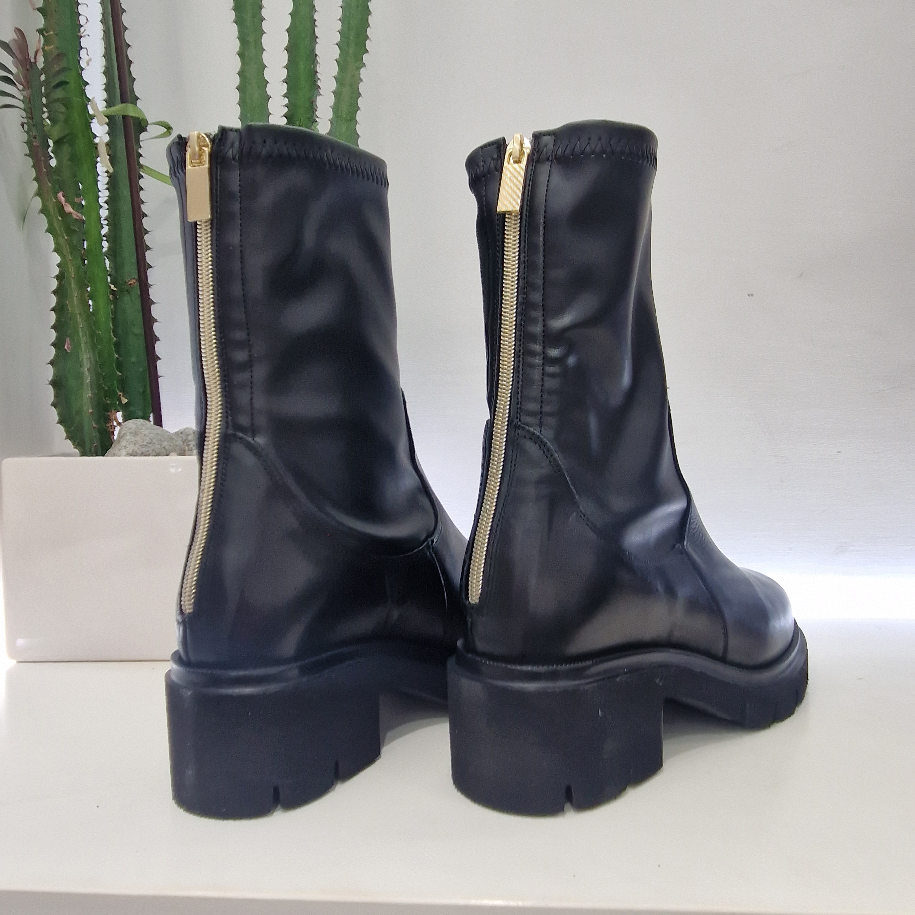 Stivaletto nero con zip posteriore