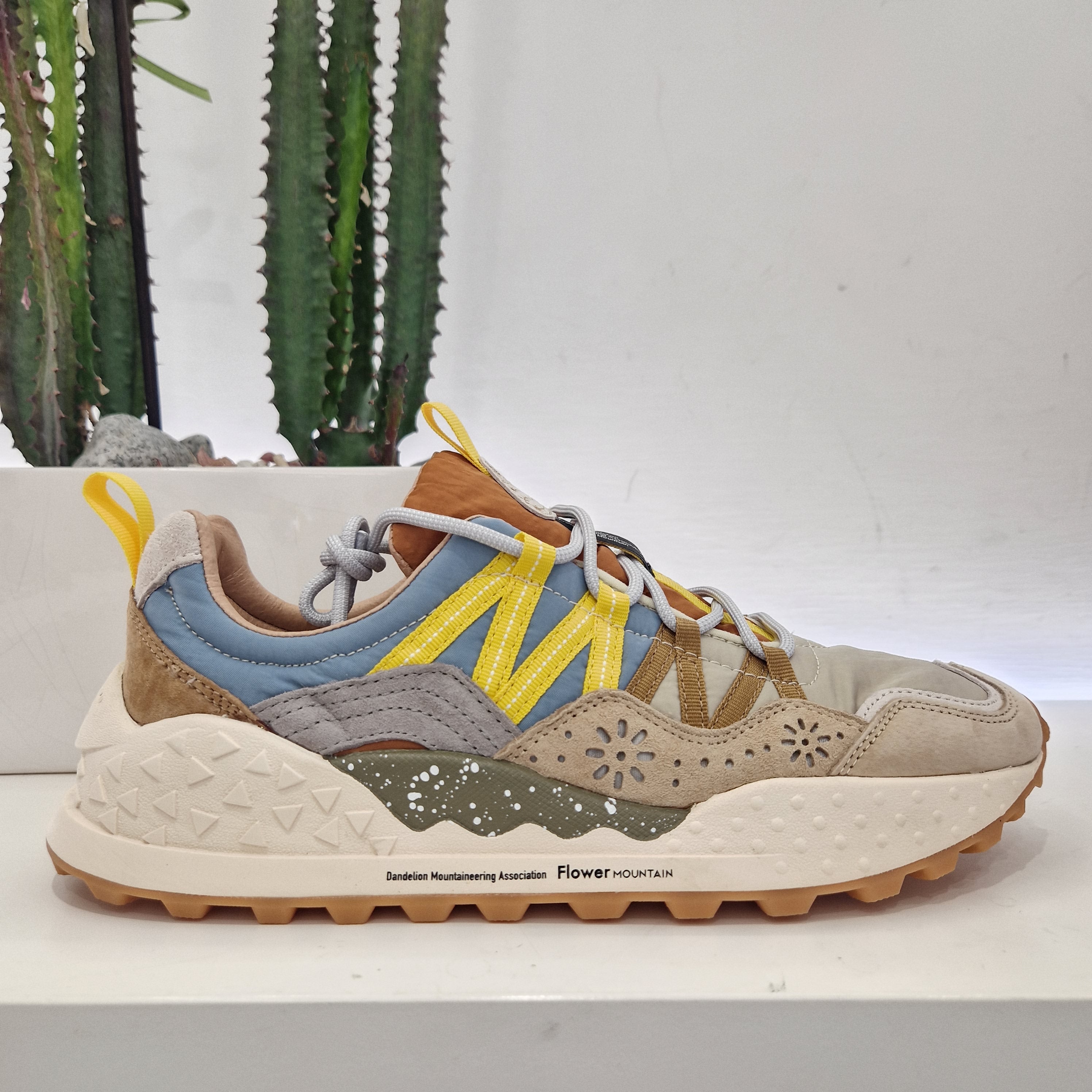Flower Mountain sneaker uomo modello WHASHI beige dettaglio giallo