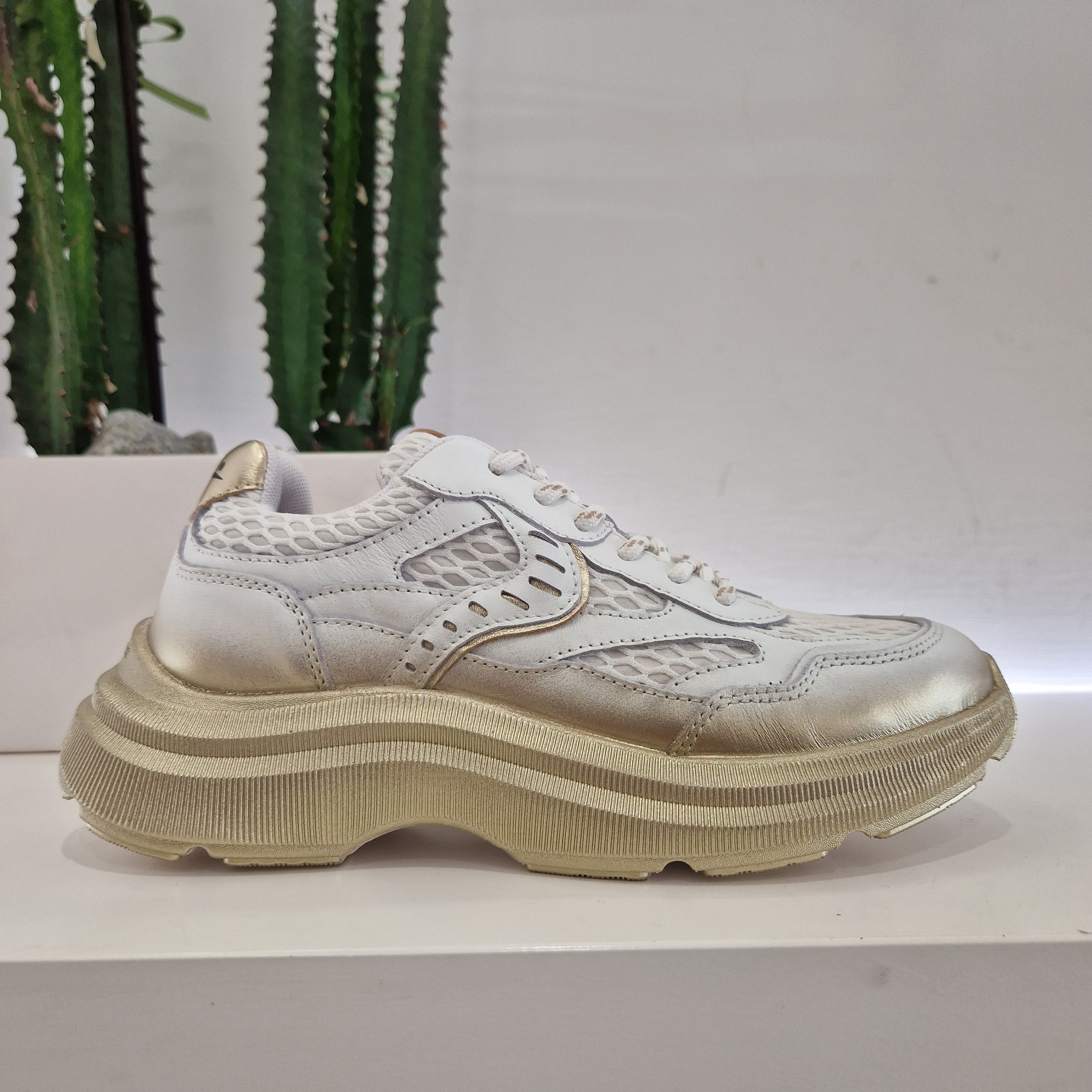 Voile Blanche sneaker modello CLub 122 BIANCO/ORO