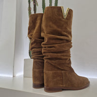 Via Roma stivaletto suede color cuoio accessorio V oro