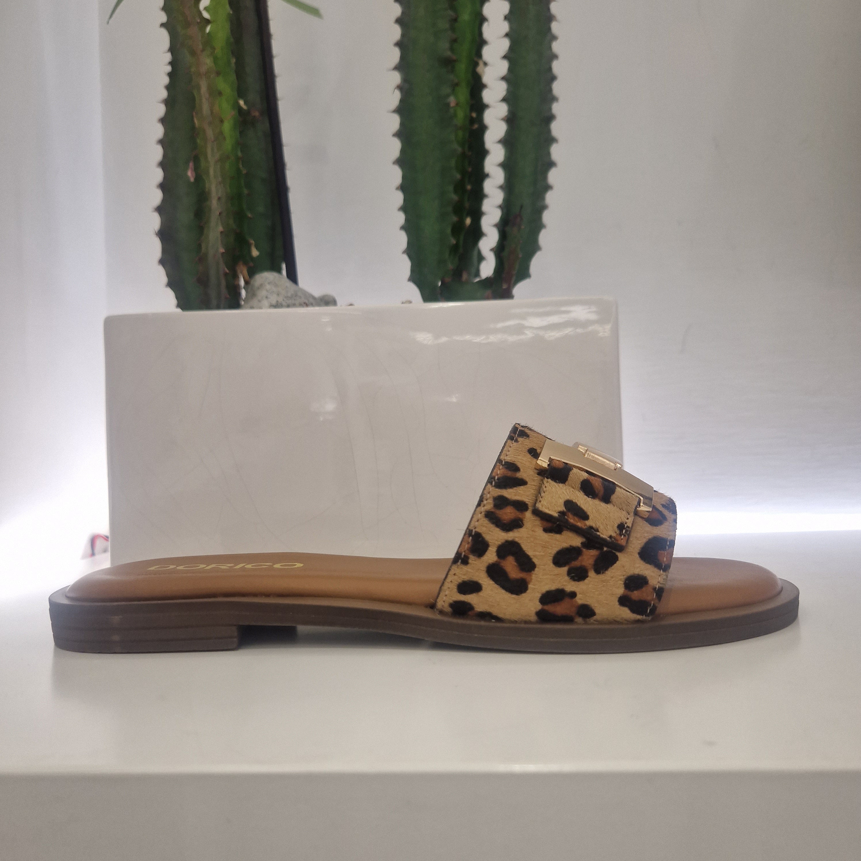 Sandalo ciabatta stampa leo accessorio oro