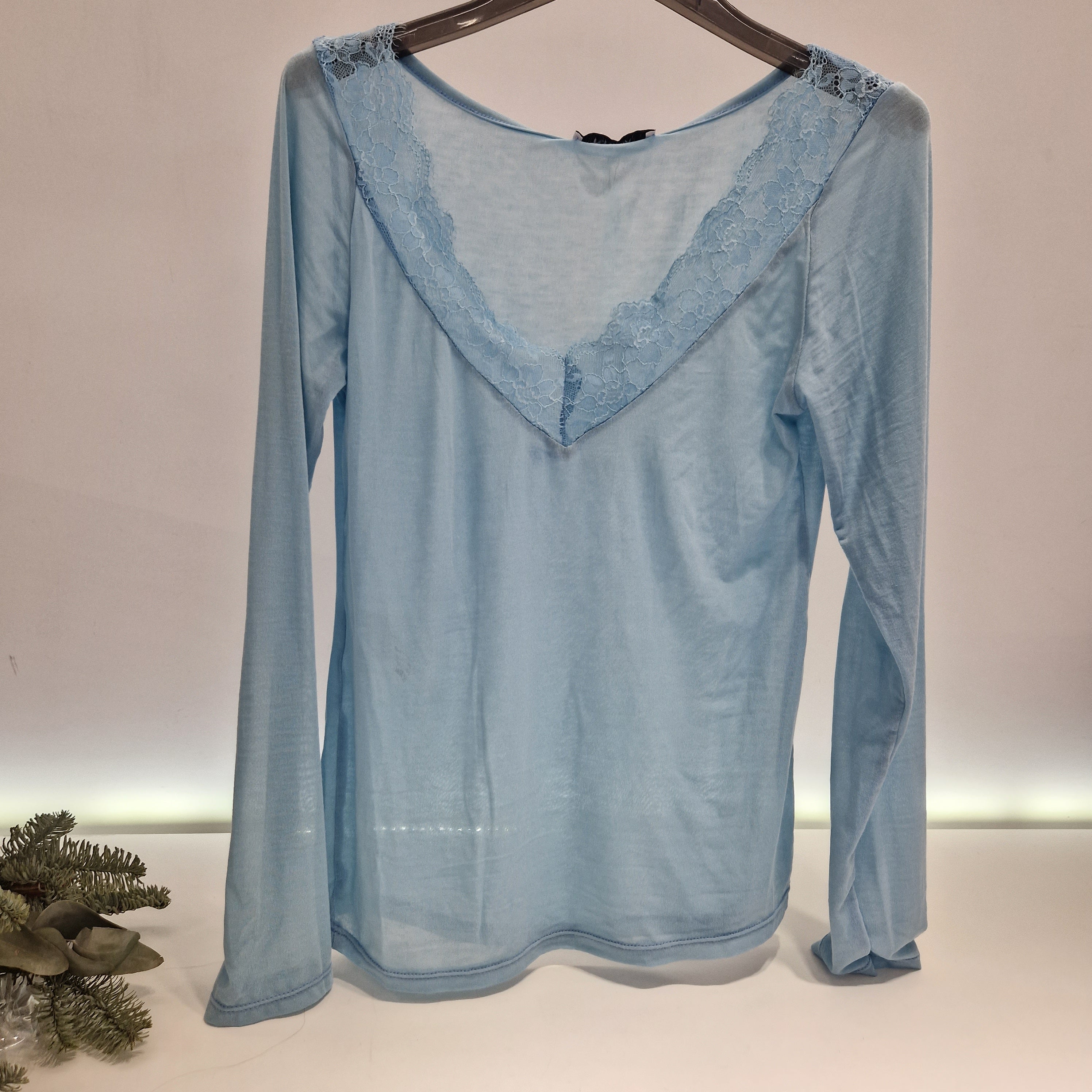 Kikisix maglia con scollo in pizzo color celeste