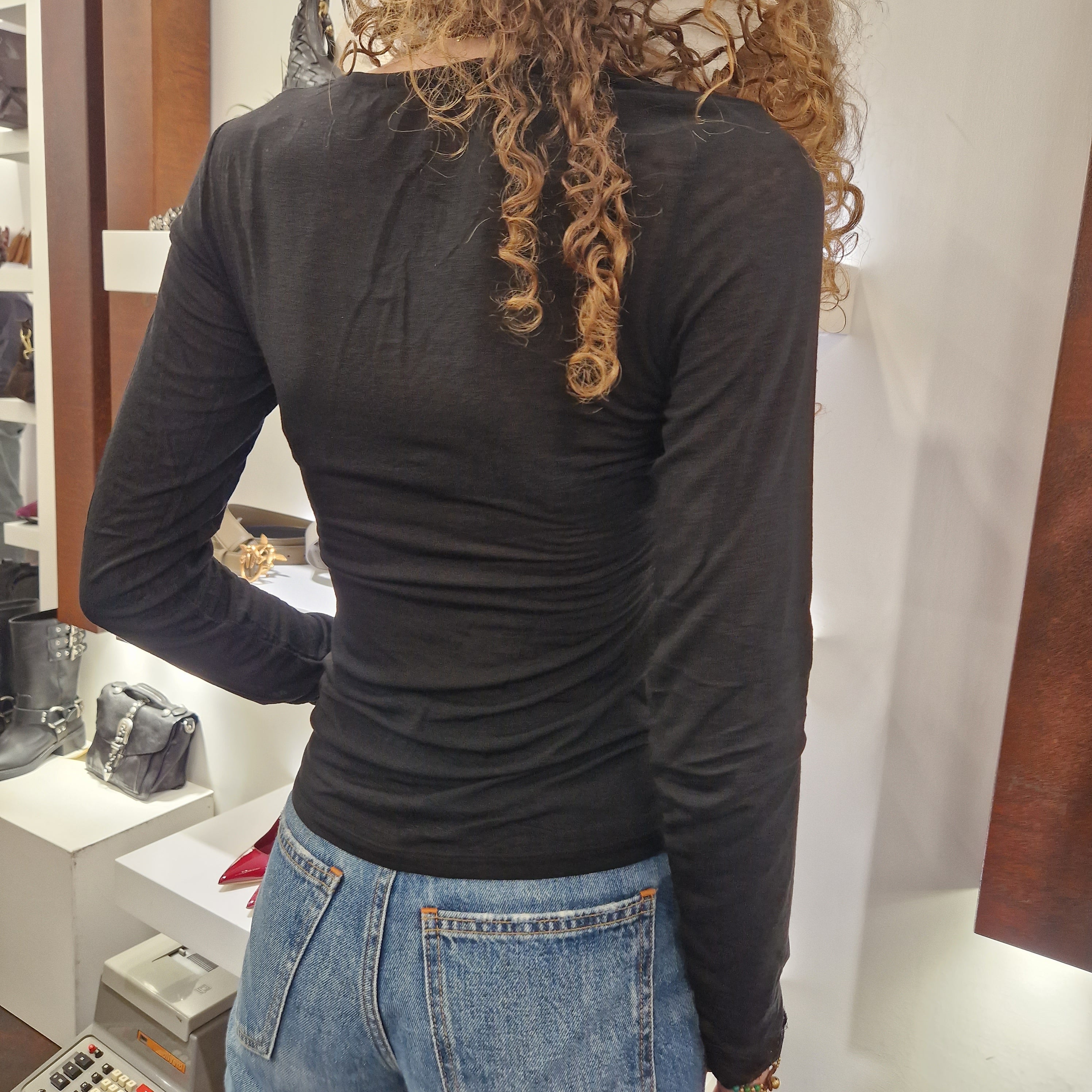Maglia nera bordo in pizzo
