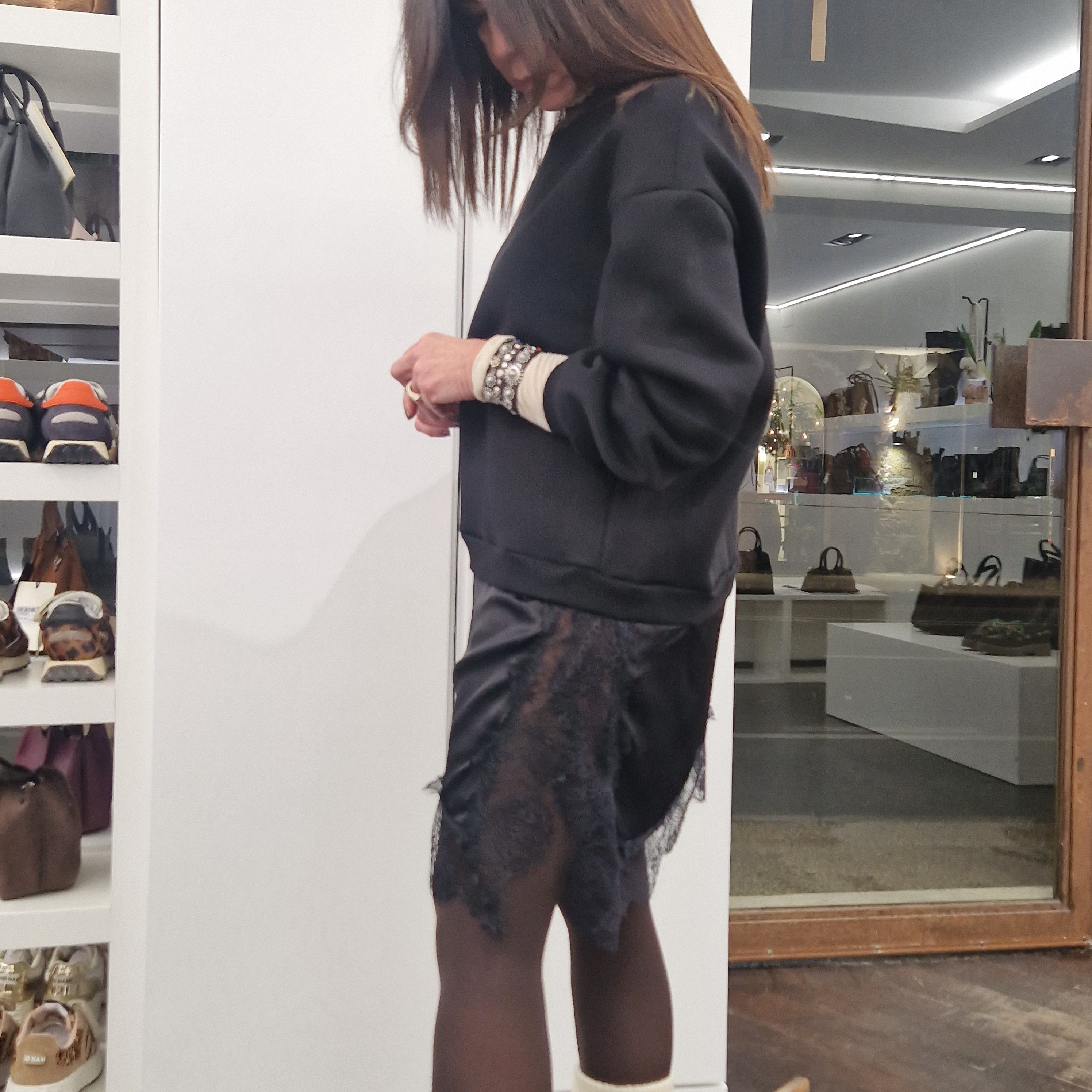 Felpa con bordo in pizzo color nero