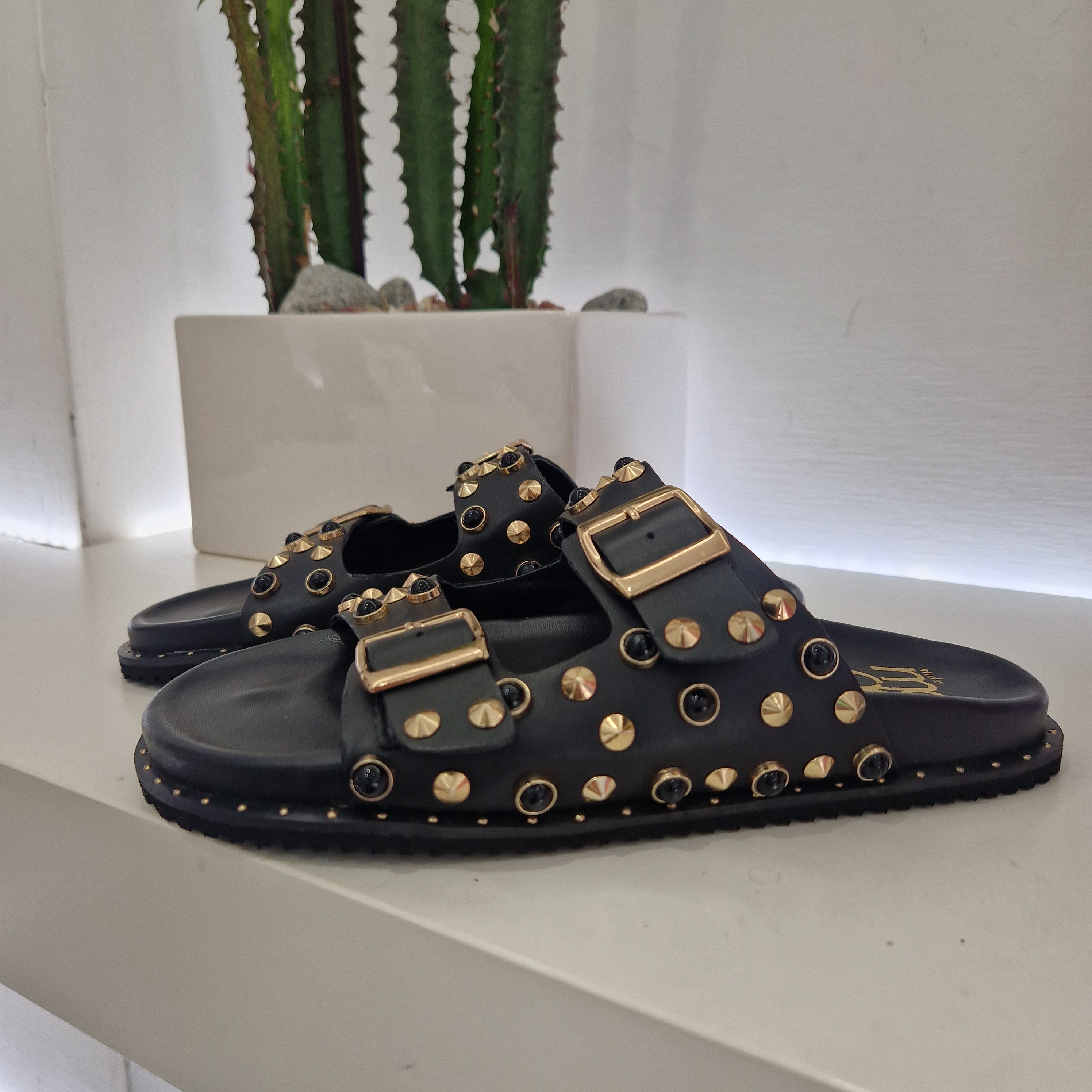Sandalo ciabatta nera doppia fascia con borchie