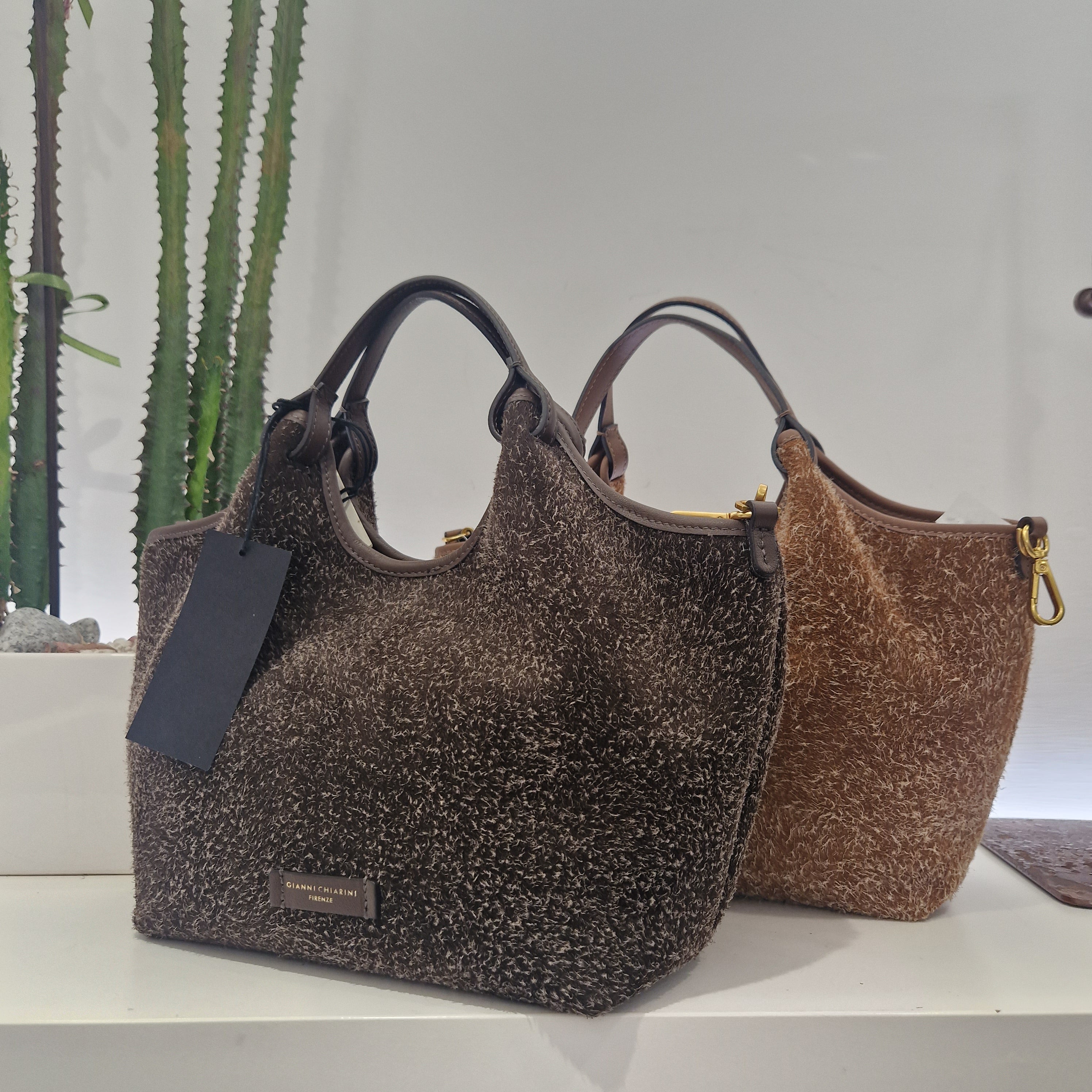 Gianni Chiarini  linea DUA formato medio in pelle scamosciata