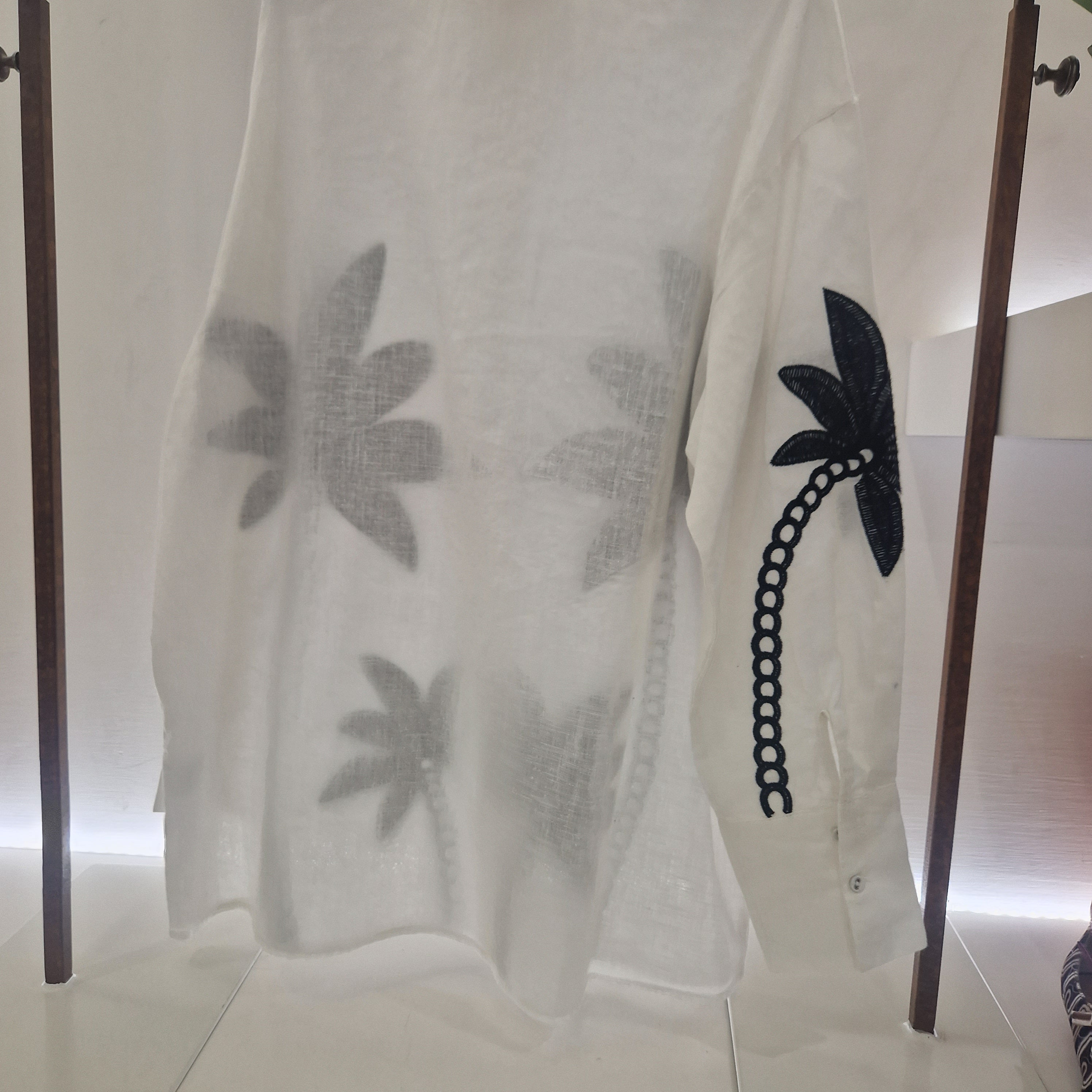 Camicia con palme ricamate