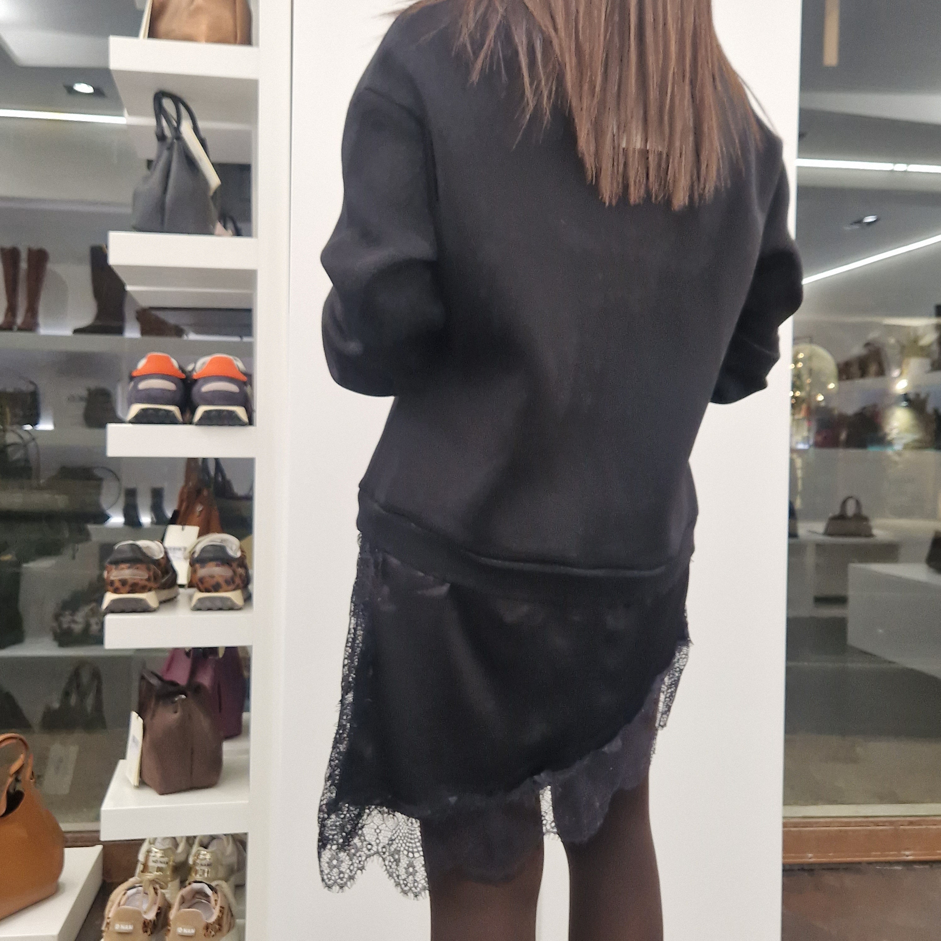 Felpa con bordo in pizzo color nero