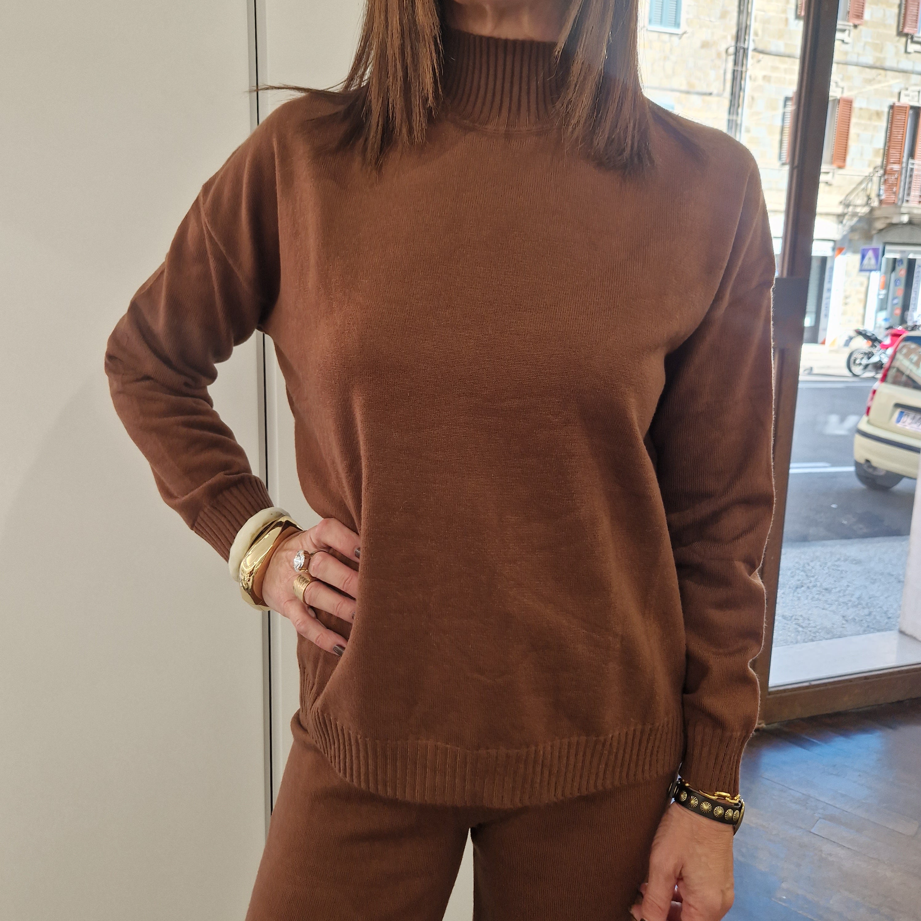 Maglione collo alto marrone