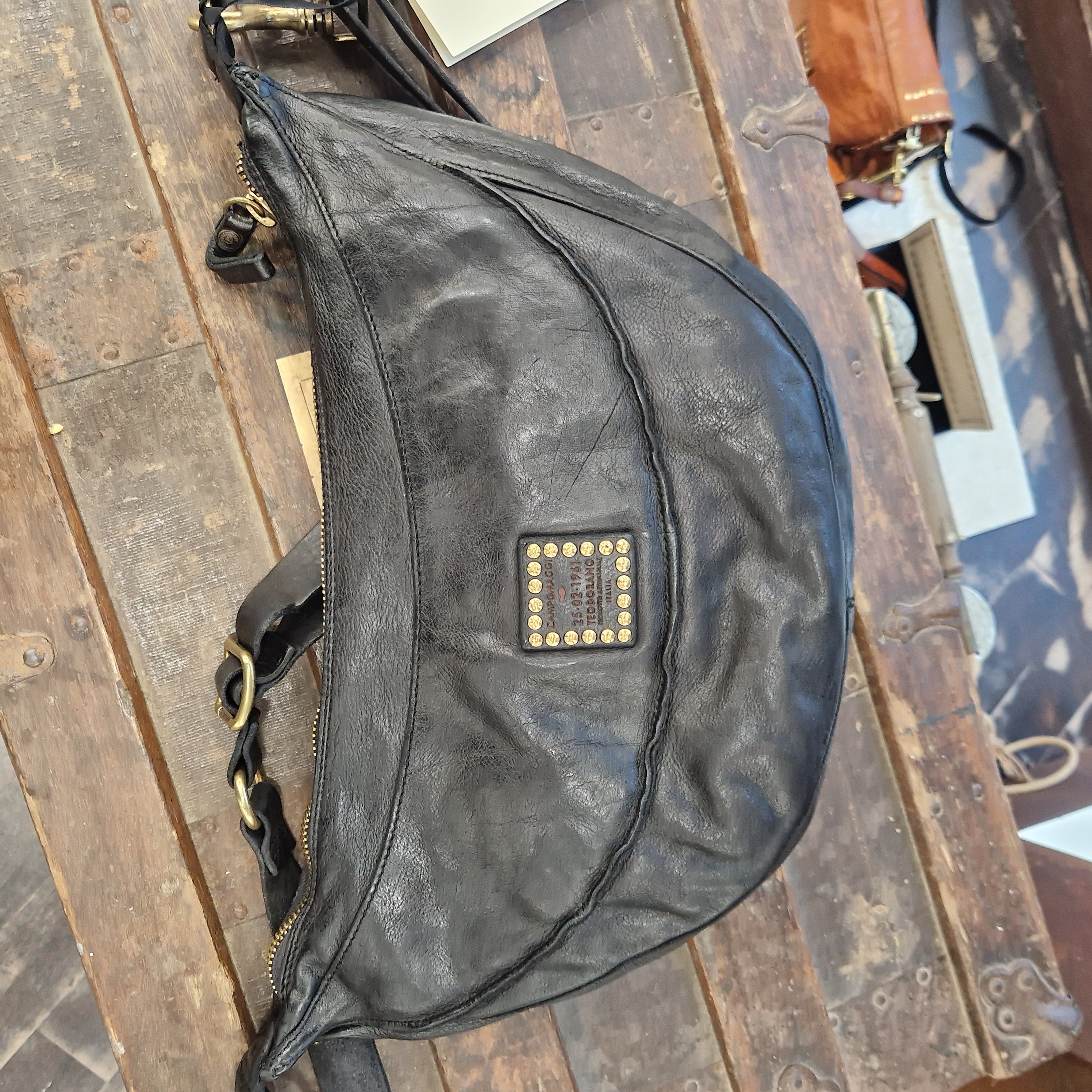 Campomaggi borsa Marsupio dimensione grande Kura in pelle nera con rivetti