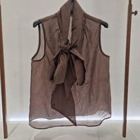 Camicia smanicata marrone con fiocco