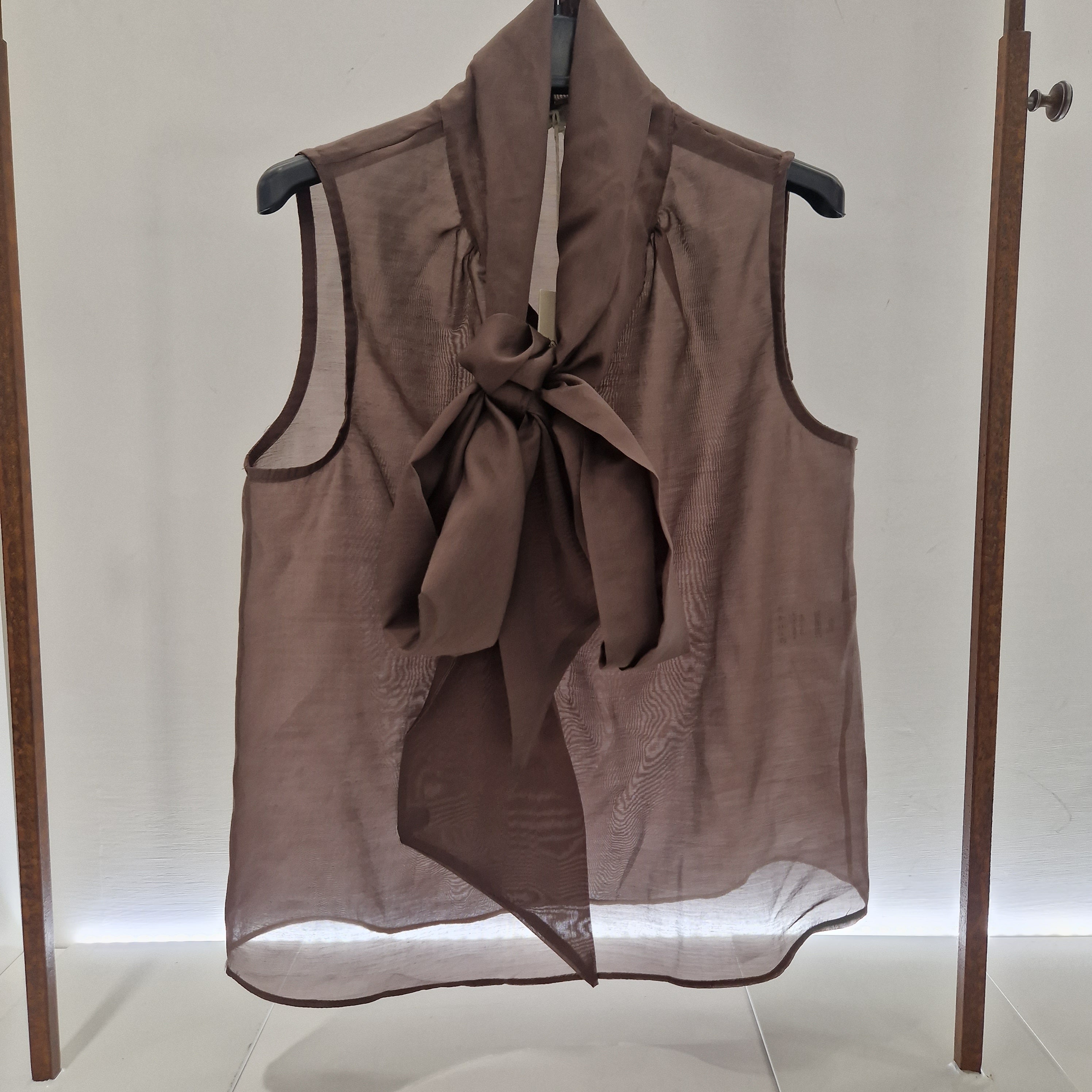 Camicia smanicata marrone con fiocco