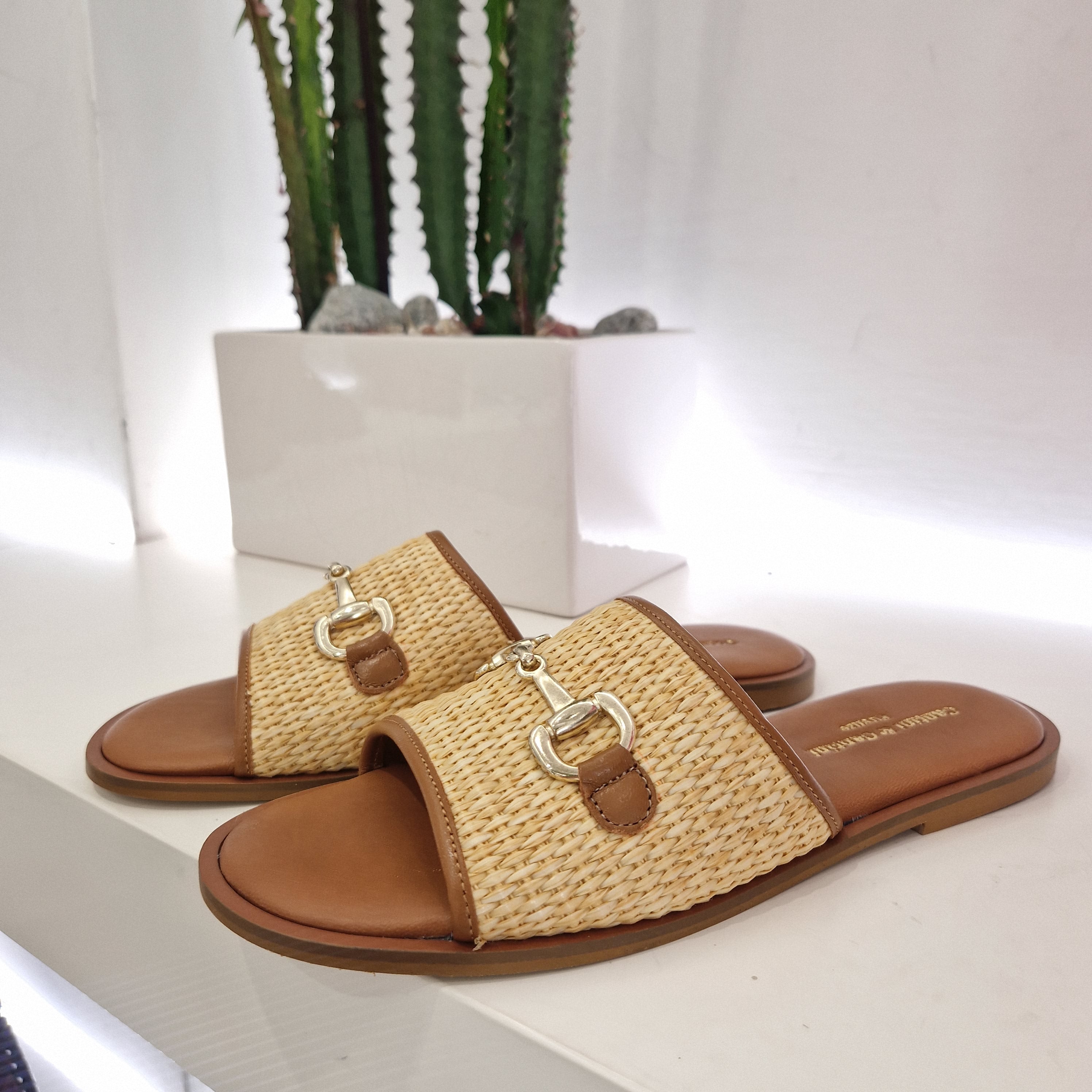 Sandalo ciabatta in rafia  profili pelle color cuoio