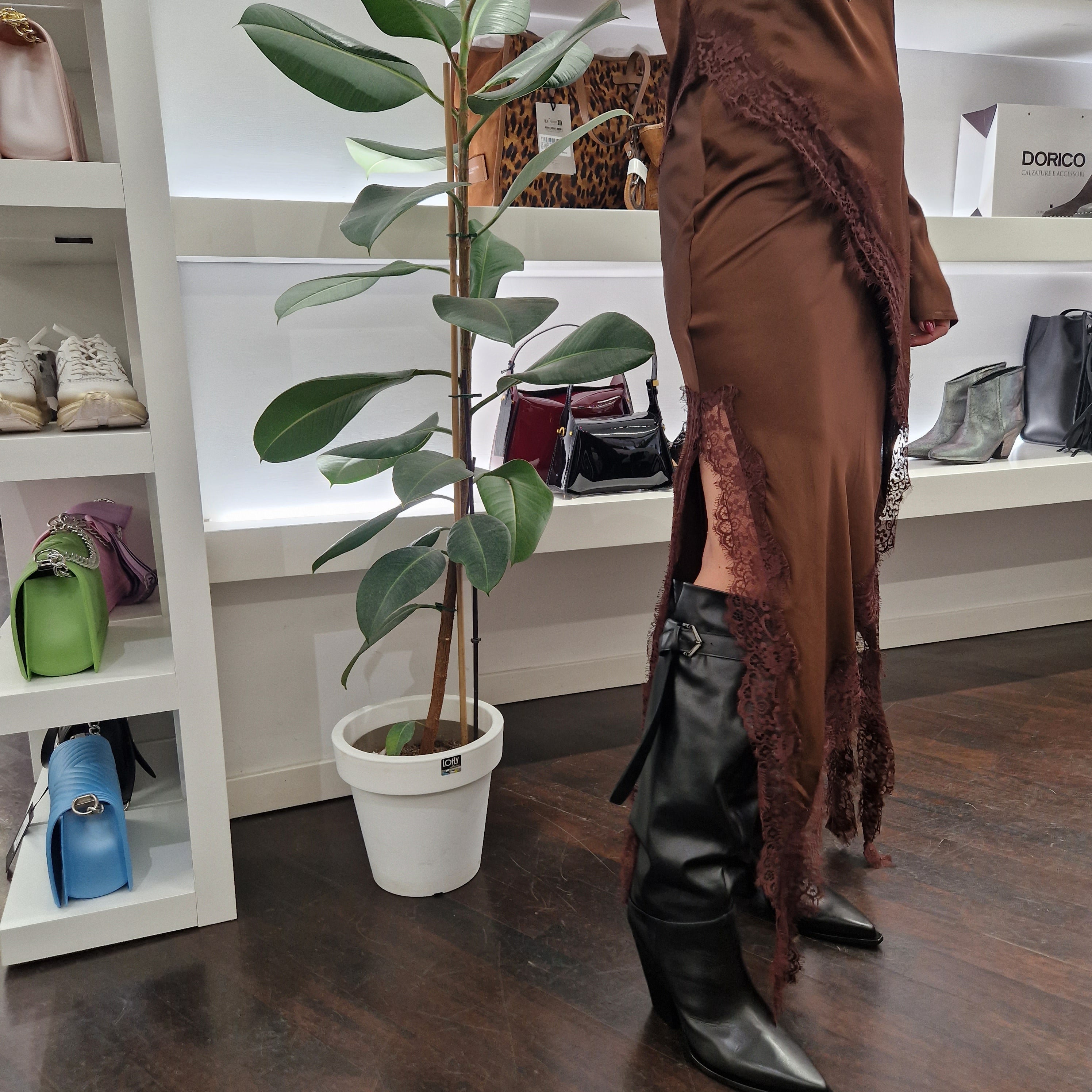 Camicia in satin color moro  con code in pizzo