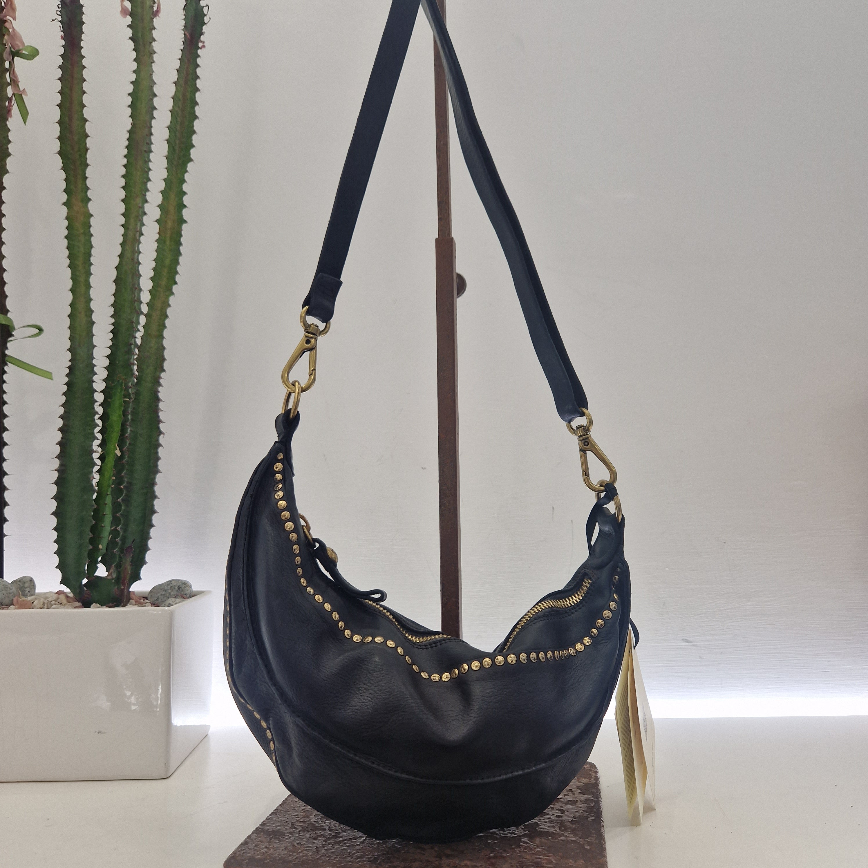 Campomaggi borsa Marsupio Kura in pelle nero con rivetti