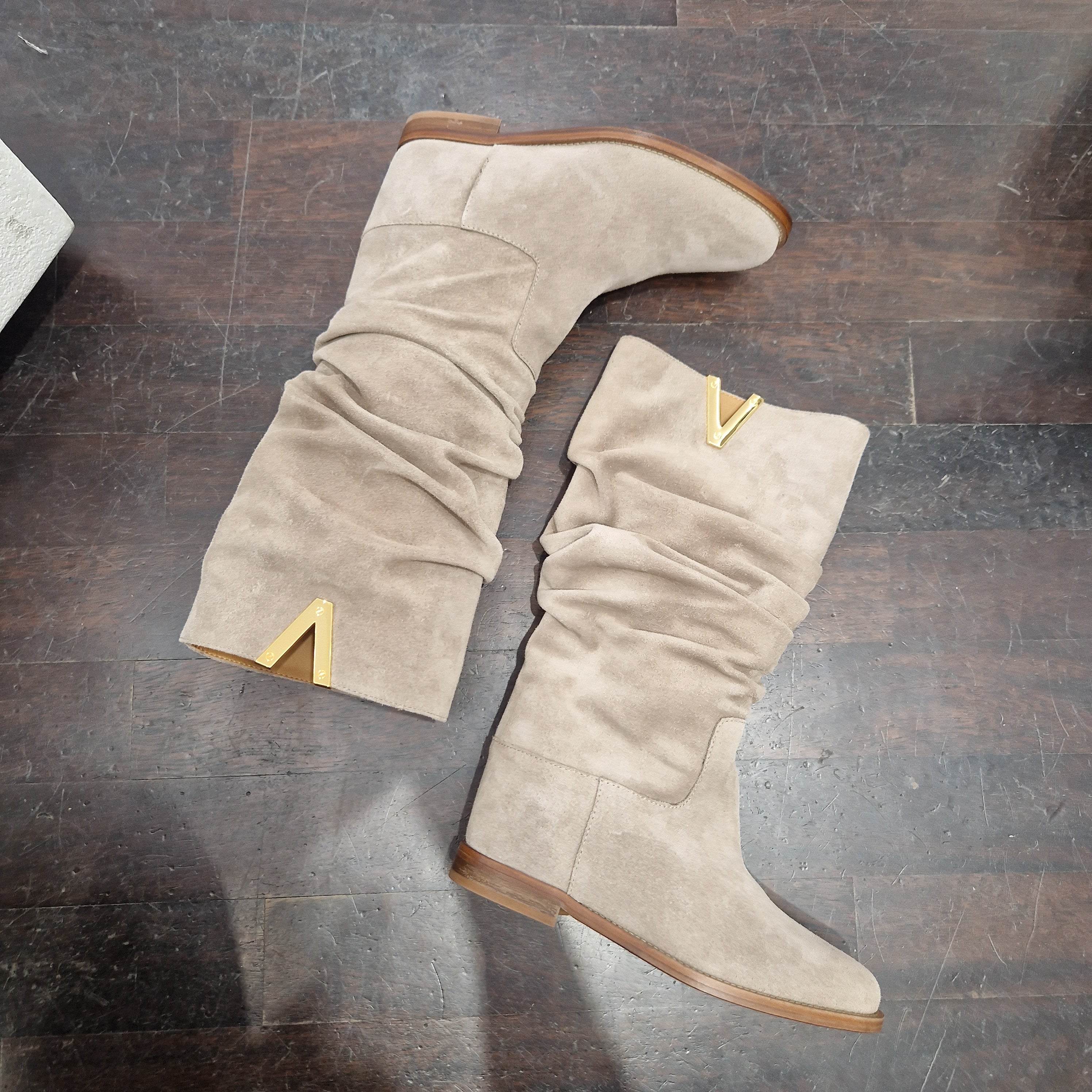 Via Roma stivaletto suede color fango accessorio V oro
