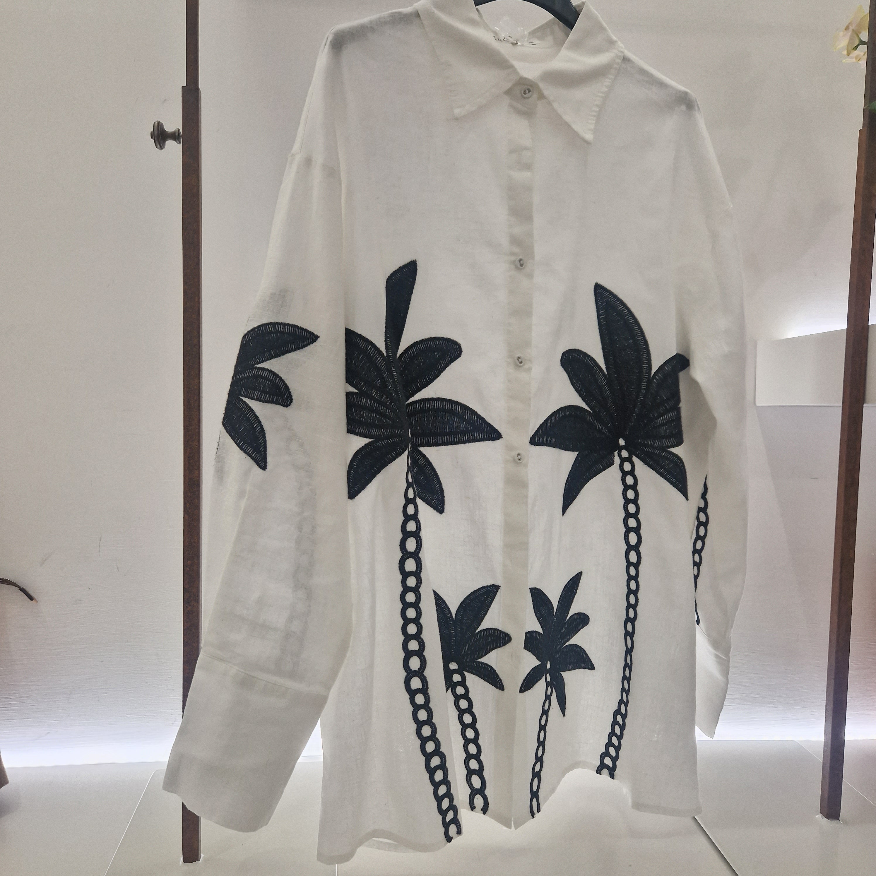 Camicia con palme ricamate