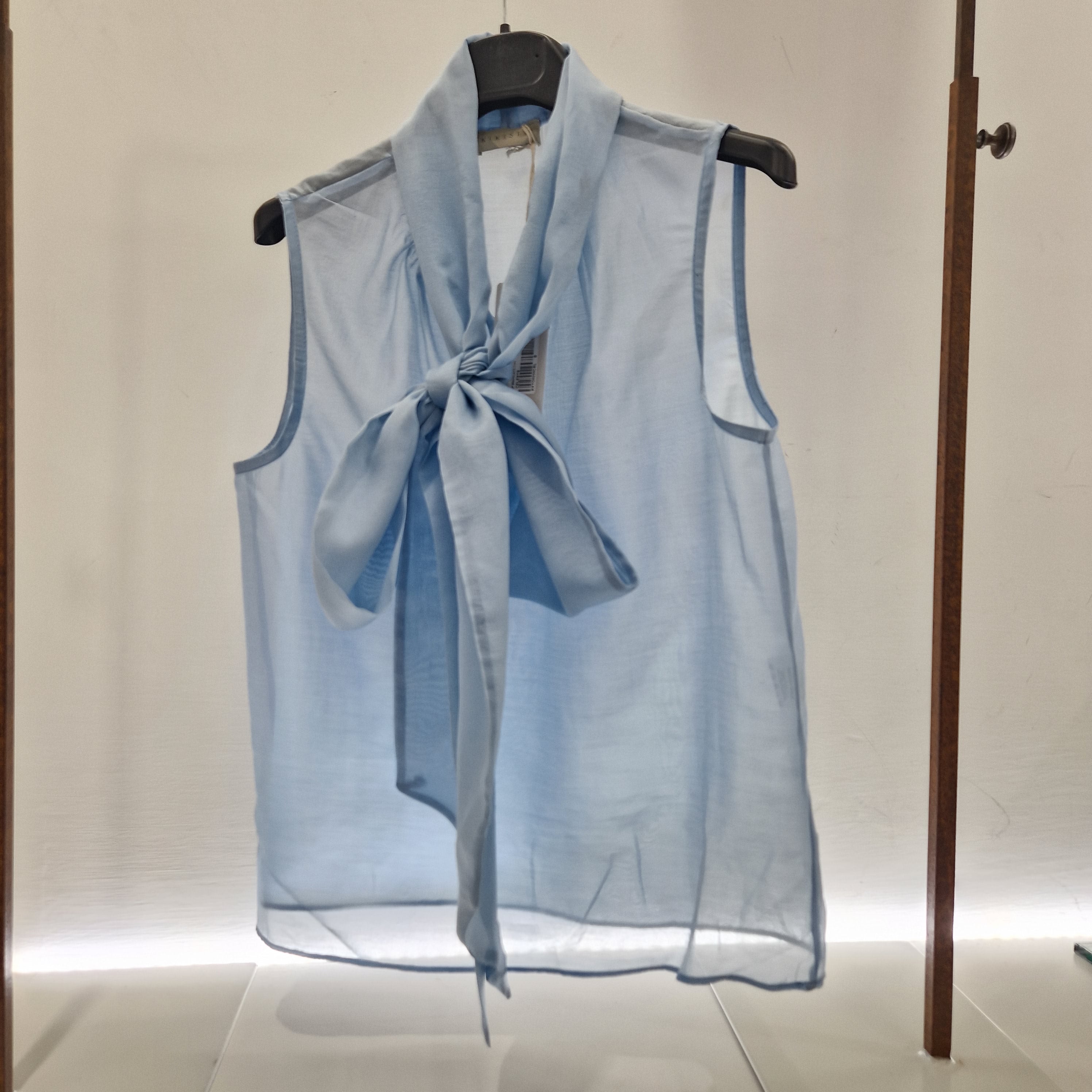 Camicia smanicata  celeste con fiocco