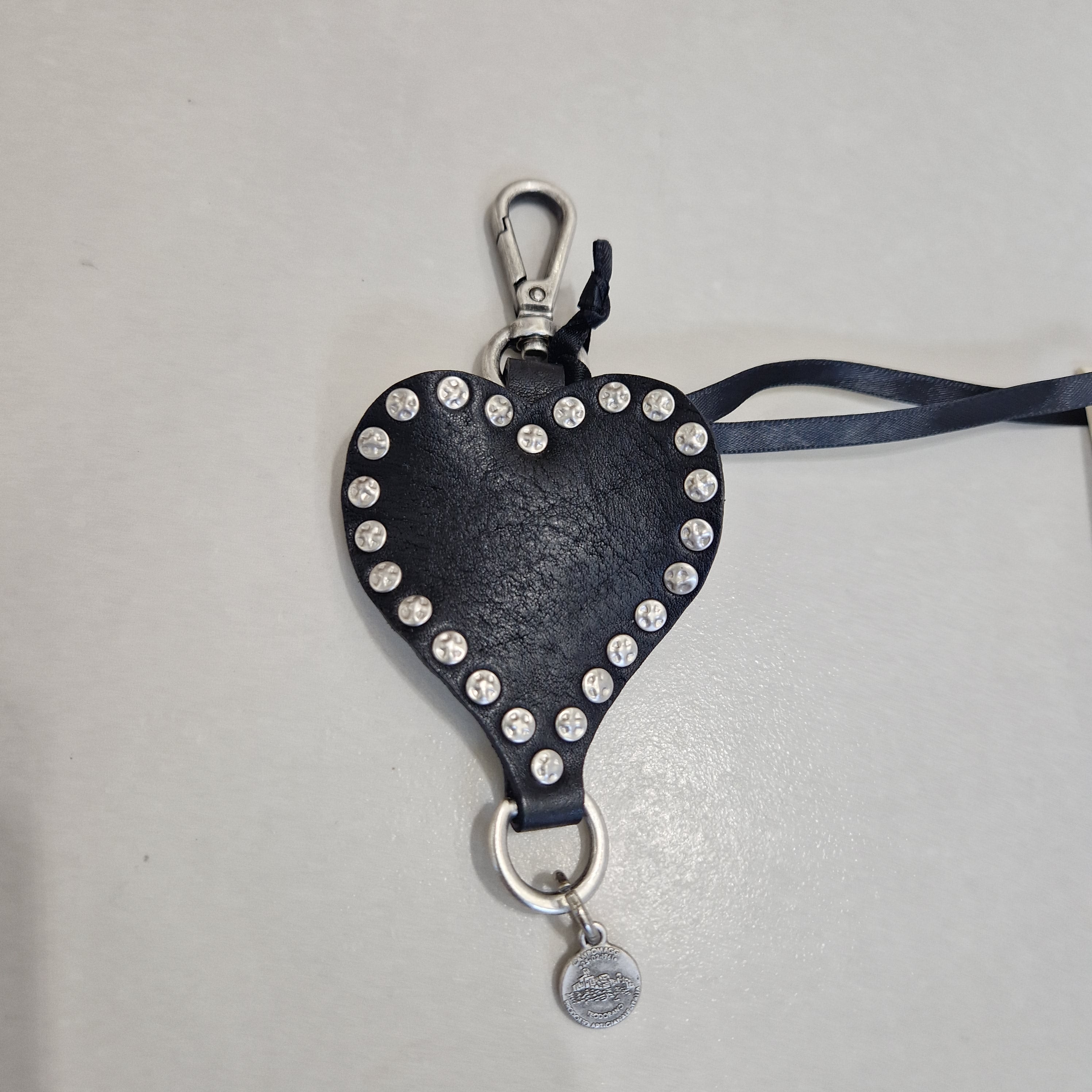 Campomaggi  portachiavi in pelle cuore borchie argento