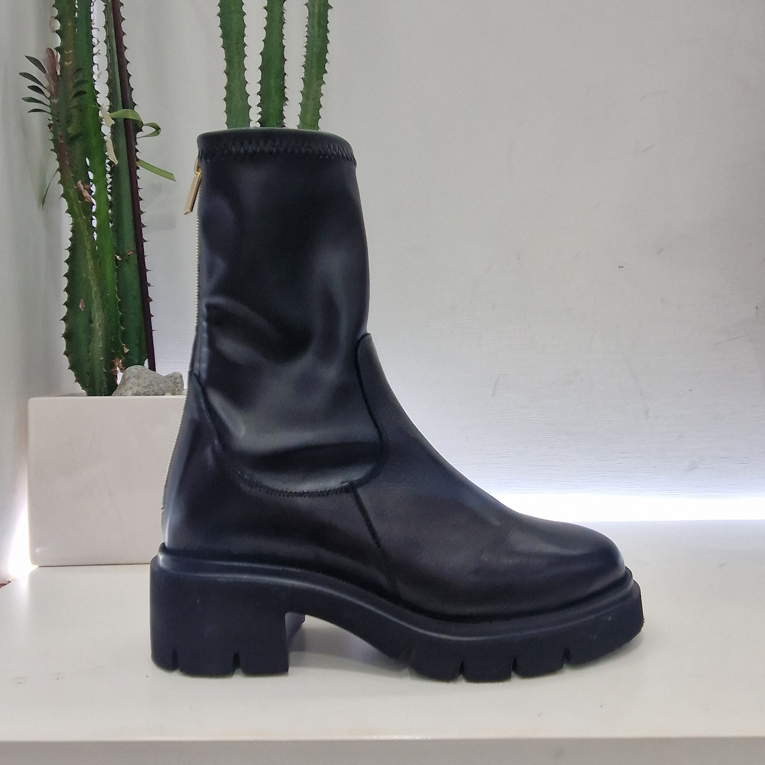 Stivaletto nero con zip posteriore