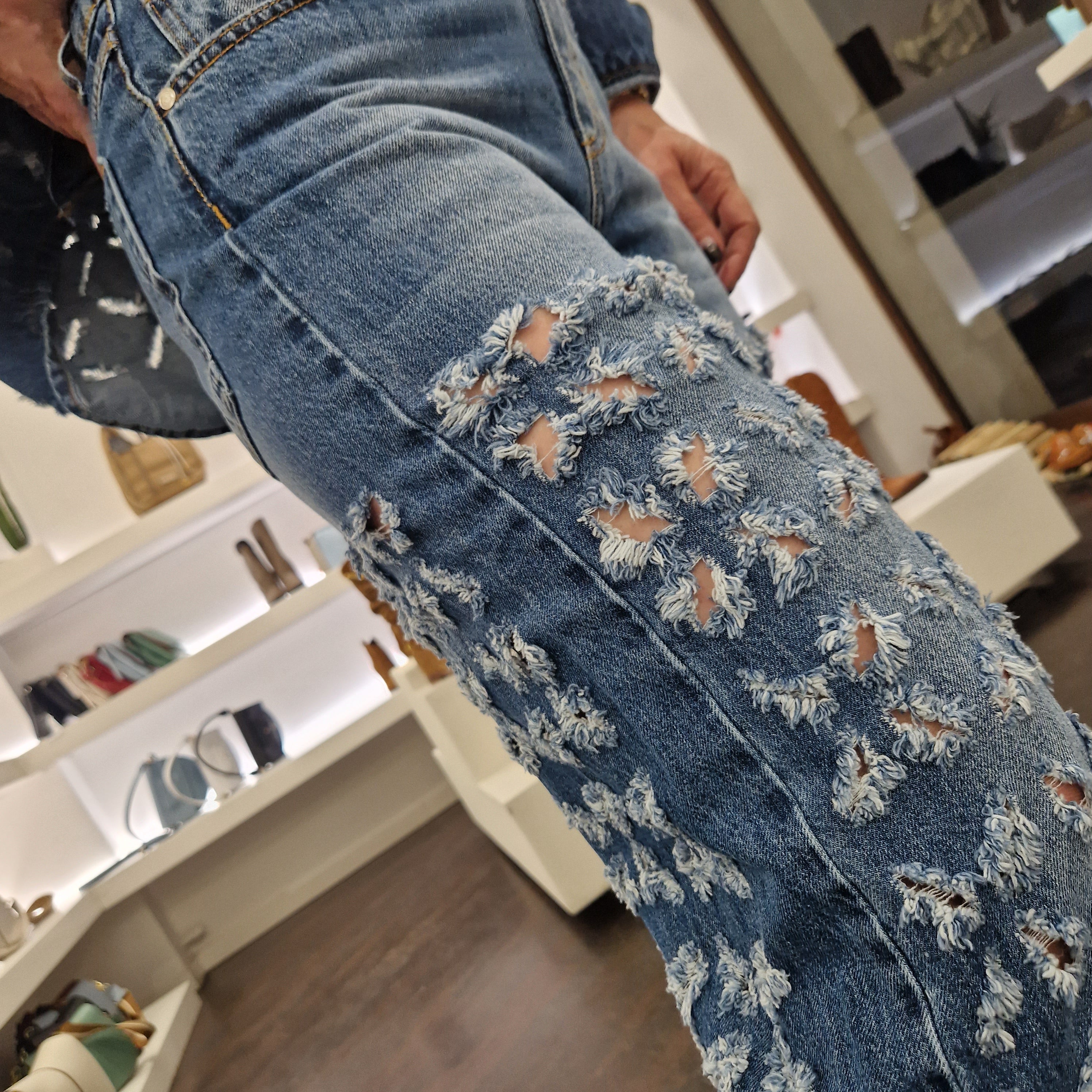 pantalone jeans sfrangiato