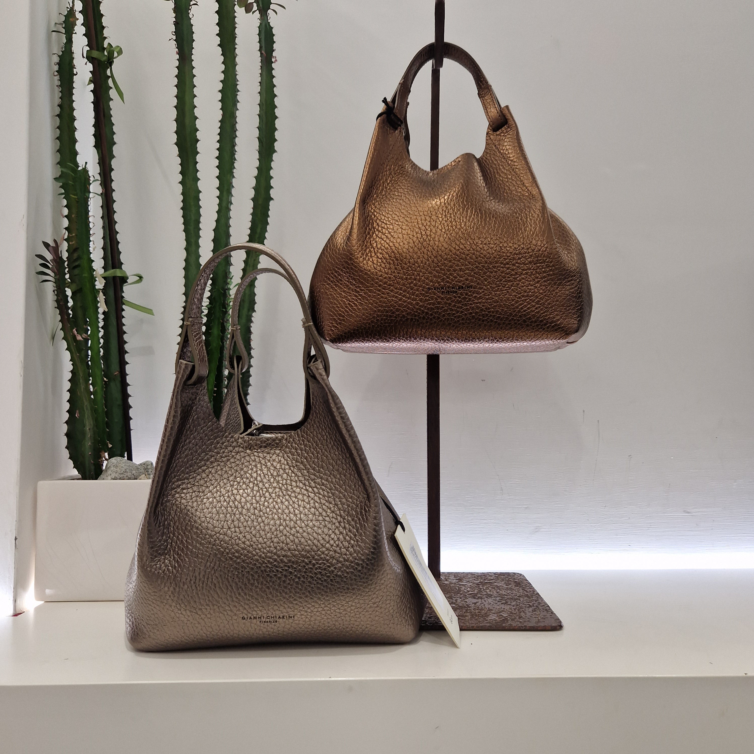 Gianni Chiarini  linea DUA formato medio pellame laminato