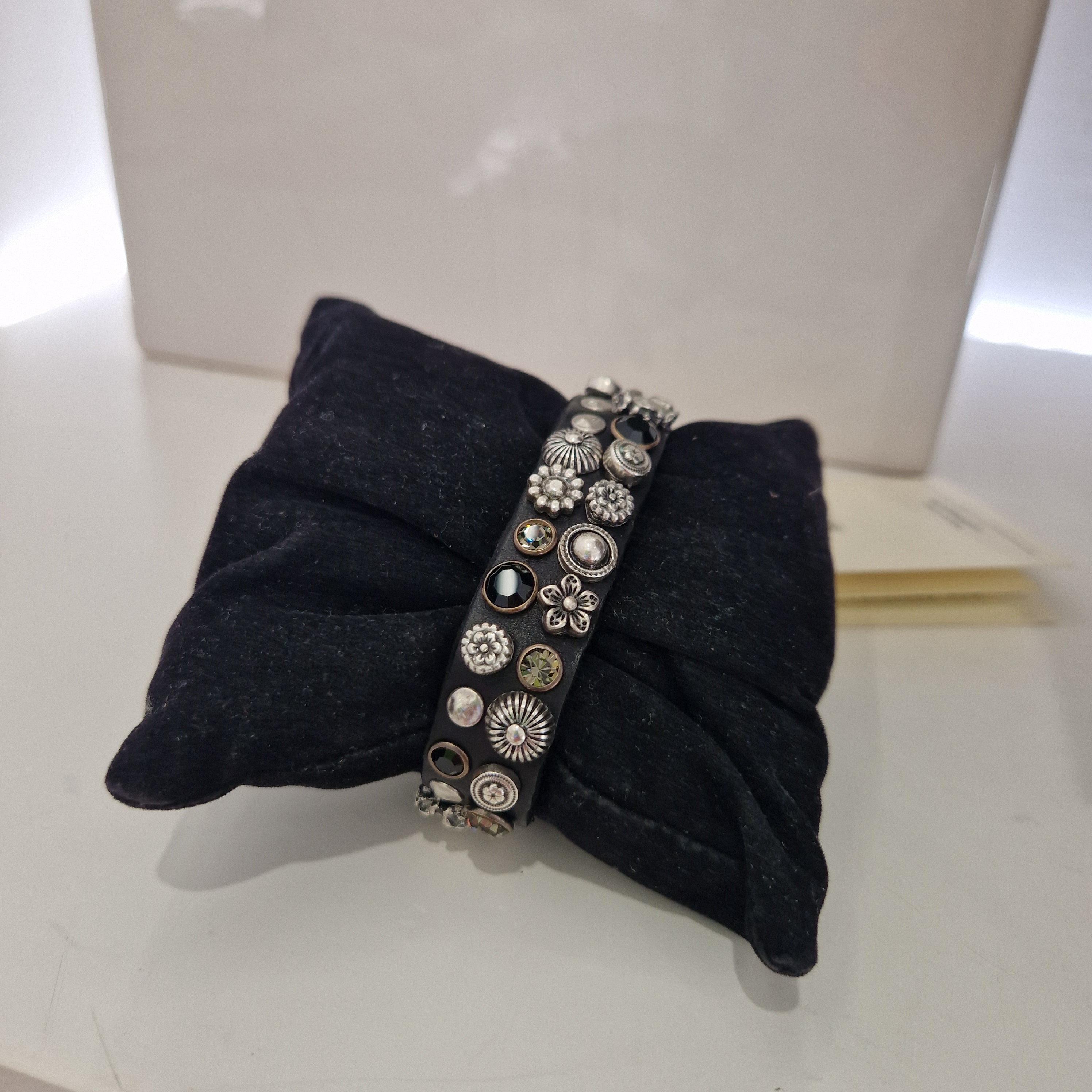 Campomaggi bracciale nero SATURNO 2  con borchie argento