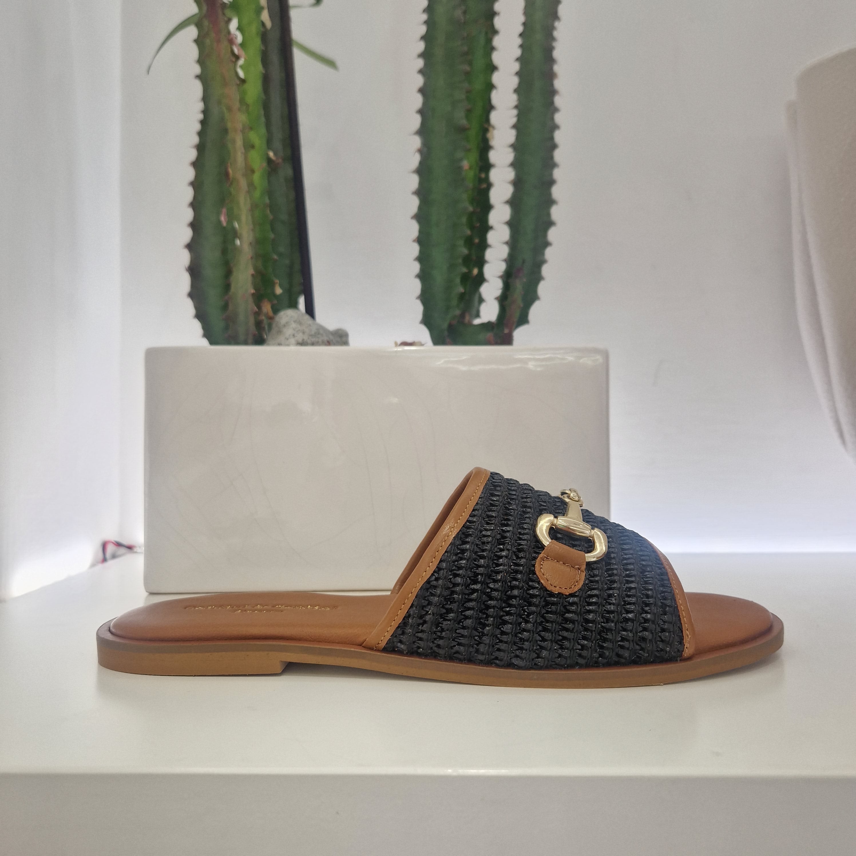 Sandalo ciabatta in rafia  profili pelle color nero