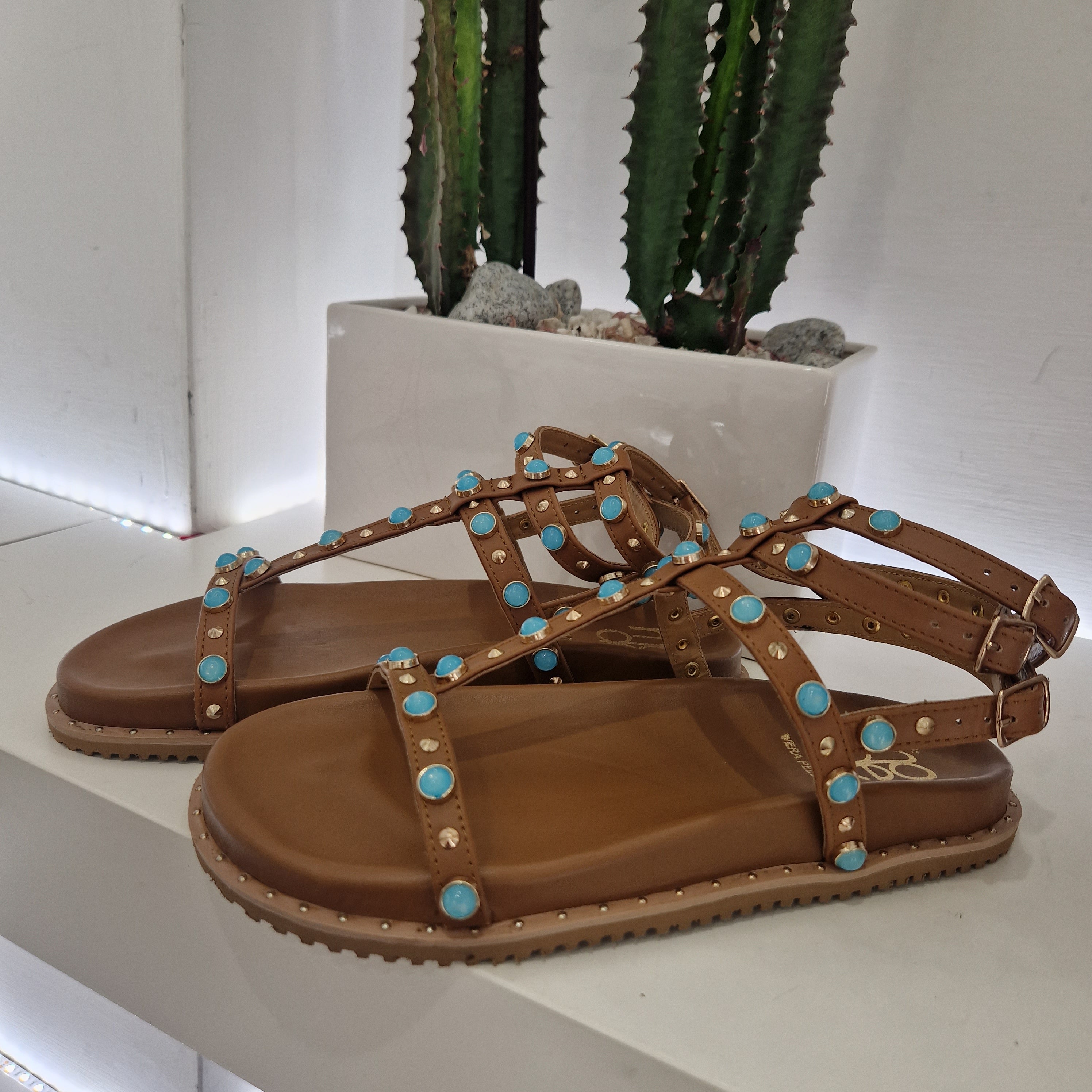 Sandalo modello gladiatore color cuoio accessorio turchese