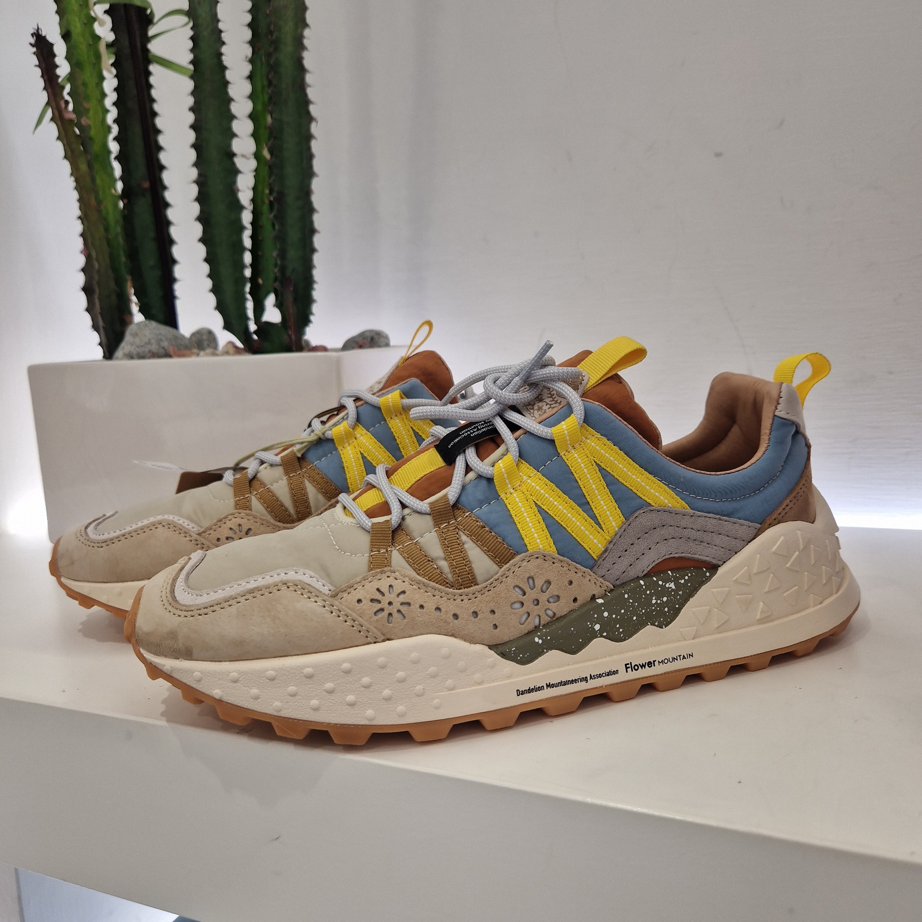 Flower Mountain sneaker uomo modello WHASHI beige dettaglio giallo